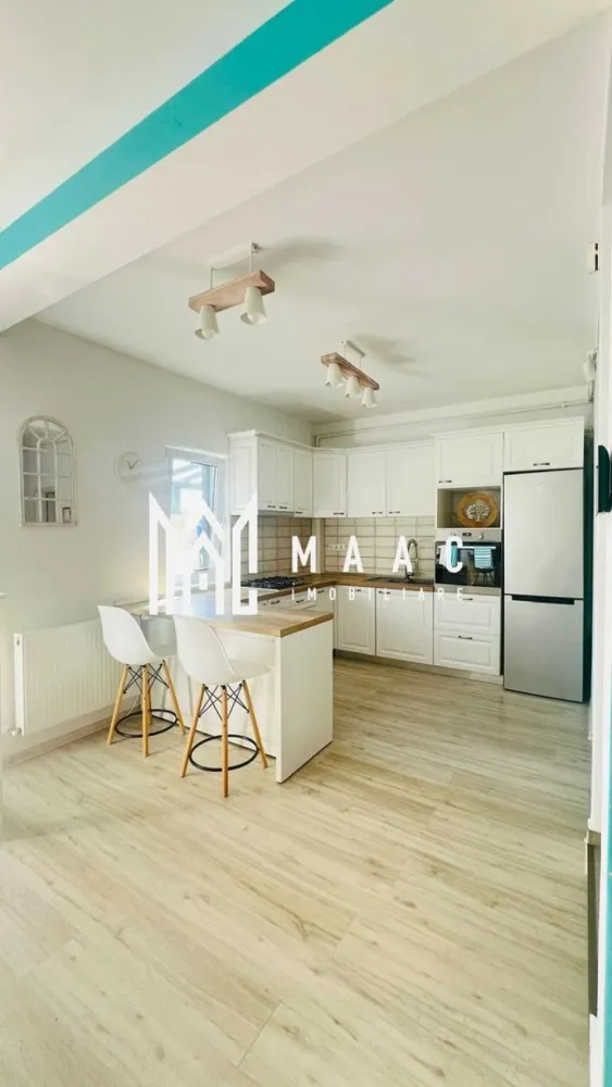 Casa 4 Camere | 160mpu | 2 Locuri Parcare | Selimbar - MAAC Imobiliare vă propune spre vânzare o casă situată în Șelimbăr, o locuință modernă, complet mobilată și utilată, potrivită pentru o familie care își dorește confort, spațiu generos și finisaje de calitate într-o zonă liniștită, cu acces facil către facilitățile orașului.

Proprietatea are o suprafață utilă de 160 mp și este organizată pe regim de înălțime P+1+M, beneficiind de orientare est–vest și de o curte totală de 120 mp, care include grădină în spate de aproximativ 60 mp, grădină frontală și două locuri de parcare.

Compartimentarea locuinței este realizată astfel:

Parter:
-living și zonă de dining spațioasă
-bucătărie open space
-baie de serviciu
-cameră tehnică
-multiple spații de depozitare

Etaj 1:
-dormitor matrimonial cu baie proprie și dressing
-al doilea dormitor cu dulap și zonă de depozitare
-birou sau dormitor mic
-baie principală

Mansardă:
-spațiu open space complet amenajat, cu soluții de depozitare

Locuința beneficiază de dotări moderne care asigură confort și eficiență:
-centrală termică Bosch cu termostat smart
-4 aparate de aer condiționat Daikin controlabile prin telecomandă și aplicație mobilă
-jaluzele exterioare electrice cu sistem smart
-ferestre termopan cu plase de insecte
-ferestre Velux cu folie solară
-mobilier personalizat FrontMob
-panouri electrice independente pentru fiecare nivel

Spațiul exterior este complet amenajat și include:
-zonă verde cu pomi fructiferi
-pergolă retractabilă cu lounge și zonă de dining
-grătar și spațiu utilitar
-zonă pentru joacă sau sport

Proprietatea se vinde complet mobilată și utilată, fiind pregătită pentru mutare.

Pentru mai multe detalii, vă rugăm să menționați telefonic că ați văzut anunțul cu CP2772104.