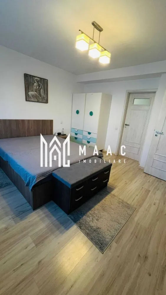 Casa 4 Camere | 160mpu | 2 Locuri Parcare | Selimbar - MAAC Imobiliare vă propune spre vânzare o casă situată în Șelimbăr, o locuință modernă, complet mobilată și utilată, potrivită pentru o familie care își dorește confort, spațiu generos și finisaje de calitate într-o zonă liniștită, cu acces facil către facilitățile orașului.

Proprietatea are o suprafață utilă de 160 mp și este organizată pe regim de înălțime P+1+M, beneficiind de orientare est–vest și de o curte totală de 120 mp, care include grădină în spate de aproximativ 60 mp, grădină frontală și două locuri de parcare.

Compartimentarea locuinței este realizată astfel:

Parter:
-living și zonă de dining spațioasă
-bucătărie open space
-baie de serviciu
-cameră tehnică
-multiple spații de depozitare

Etaj 1:
-dormitor matrimonial cu baie proprie și dressing
-al doilea dormitor cu dulap și zonă de depozitare
-birou sau dormitor mic
-baie principală

Mansardă:
-spațiu open space complet amenajat, cu soluții de depozitare

Locuința beneficiază de dotări moderne care asigură confort și eficiență:
-centrală termică Bosch cu termostat smart
-4 aparate de aer condiționat Daikin controlabile prin telecomandă și aplicație mobilă
-jaluzele exterioare electrice cu sistem smart
-ferestre termopan cu plase de insecte
-ferestre Velux cu folie solară
-mobilier personalizat FrontMob
-panouri electrice independente pentru fiecare nivel

Spațiul exterior este complet amenajat și include:
-zonă verde cu pomi fructiferi
-pergolă retractabilă cu lounge și zonă de dining
-grătar și spațiu utilitar
-zonă pentru joacă sau sport

Proprietatea se vinde complet mobilată și utilată, fiind pregătită pentru mutare.

Pentru mai multe detalii, vă rugăm să menționați telefonic că ați văzut anunțul cu CP2772104.