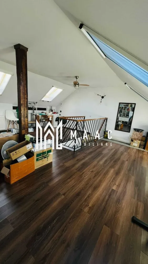 Casa 4 Camere | 160mpu | 2 Locuri Parcare | Selimbar - MAAC Imobiliare vă propune spre vânzare o casă situată în Șelimbăr, o locuință modernă, complet mobilată și utilată, potrivită pentru o familie care își dorește confort, spațiu generos și finisaje de calitate într-o zonă liniștită, cu acces facil către facilitățile orașului.

Proprietatea are o suprafață utilă de 160 mp și este organizată pe regim de înălțime P+1+M, beneficiind de orientare est–vest și de o curte totală de 120 mp, care include grădină în spate de aproximativ 60 mp, grădină frontală și două locuri de parcare.

Compartimentarea locuinței este realizată astfel:

Parter:
-living și zonă de dining spațioasă
-bucătărie open space
-baie de serviciu
-cameră tehnică
-multiple spații de depozitare

Etaj 1:
-dormitor matrimonial cu baie proprie și dressing
-al doilea dormitor cu dulap și zonă de depozitare
-birou sau dormitor mic
-baie principală

Mansardă:
-spațiu open space complet amenajat, cu soluții de depozitare

Locuința beneficiază de dotări moderne care asigură confort și eficiență:
-centrală termică Bosch cu termostat smart
-4 aparate de aer condiționat Daikin controlabile prin telecomandă și aplicație mobilă
-jaluzele exterioare electrice cu sistem smart
-ferestre termopan cu plase de insecte
-ferestre Velux cu folie solară
-mobilier personalizat FrontMob
-panouri electrice independente pentru fiecare nivel

Spațiul exterior este complet amenajat și include:
-zonă verde cu pomi fructiferi
-pergolă retractabilă cu lounge și zonă de dining
-grătar și spațiu utilitar
-zonă pentru joacă sau sport

Proprietatea se vinde complet mobilată și utilată, fiind pregătită pentru mutare.

Pentru mai multe detalii, vă rugăm să menționați telefonic că ați văzut anunțul cu CP2772104.