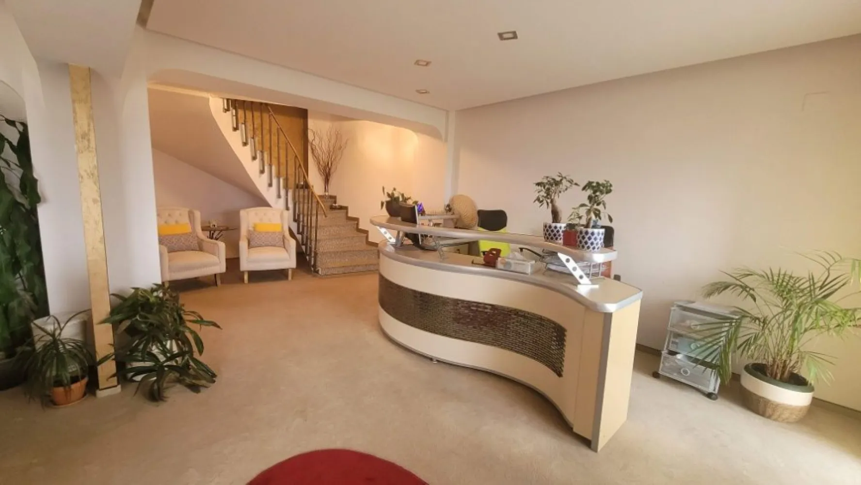 Închiriere Duplex Lux 123 m2 utili | Bd. Unirii, Et 8-9, Birou, vedere - Oferim spre închiriere un apartament deosebit de tip duplex, situat pe Bulevardul Unirii, la etajele 8 și 9, cu o suprafață generoasă de 123 m2 utili și finisaje premium. 

Compartimentare:

Parter: Open space pentru recepție (convertit din 2 camere), zona de asteptare, sală de conferință, bucătărie complet echipată și baie de serviciu.

Etaj: Trei birouri spațioase și baia principală.

Balcoane: Două balcoane – unul mare la etajul 8 (acces din recepție și sala de conferințe) și unul mai mic la etajul 9 (acces dintr-unul dintre birouri).

Avantaje:

Vedere panoramică superbă la Bulevardului Unirii, Biblioteca Națională și râul Dâmbovița.

Luminozitate: Apartamentul beneficiază de lumină naturală pe tot parcursul zilei, oferind un mediu confortabil atât pentru lucru, cât și pentru relaxare.

Amenajări: Mobilier confortabil, scaune ergonomice, mochetă pufoasă, panouri japoneze la ferestre.

Confort termic: Fiecare cameră este dotată cu aer condiționat și calorifere instalate recent.

Acces facil: Locuri de parcare disponibile, atât publice, cât și private.

Locație ideală:

Aproape de Tribunalul București (2 minute) și Curtea de Apel (10 minute de mers pe jos), este poziționat într-o zonă perfectă pentru avocați și notari.

Pretabil și pentru birou de arhitectură, firmă de contabilitate, marketing sau orice alt profil care are nevoie să își transforme activitatea solicitantă în una plină de creativitate și relaxare. Atât echipa cât și clienții vor adora acest spațiu.

Înconjurat de cafenele și restaurante, la o stație de autobuz de metrou Unirii și aproape de Centrul Vechi, biroul este poziționat într-una din cele mai verzi și frumoase zone din Bucureștiul actual. 

Apartamentul este ideal pentru firme care caută un spațiu modern, funcțional și elegant. Alte detalii suplimentare sunt disponibile la cerere.

Se închiriază mobilat ca în poze sau nemobilat.

Contactați-ne pentru o vizionare!
