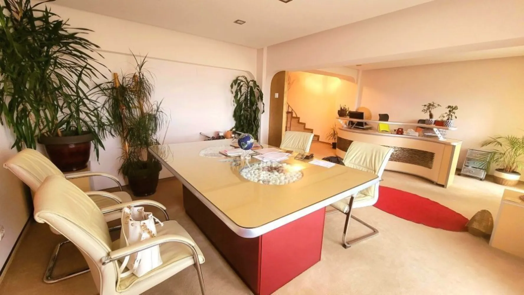 Închiriere Duplex Lux 123 m2 utili | Bd. Unirii, Et 8-9, Birou, vedere - Oferim spre închiriere un apartament deosebit de tip duplex, situat pe Bulevardul Unirii, la etajele 8 și 9, cu o suprafață generoasă de 123 m2 utili și finisaje premium. 

Compartimentare:

Parter: Open space pentru recepție (convertit din 2 camere), zona de asteptare, sală de conferință, bucătărie complet echipată și baie de serviciu.

Etaj: Trei birouri spațioase și baia principală.

Balcoane: Două balcoane – unul mare la etajul 8 (acces din recepție și sala de conferințe) și unul mai mic la etajul 9 (acces dintr-unul dintre birouri).

Avantaje:

Vedere panoramică superbă la Bulevardului Unirii, Biblioteca Națională și râul Dâmbovița.

Luminozitate: Apartamentul beneficiază de lumină naturală pe tot parcursul zilei, oferind un mediu confortabil atât pentru lucru, cât și pentru relaxare.

Amenajări: Mobilier confortabil, scaune ergonomice, mochetă pufoasă, panouri japoneze la ferestre.

Confort termic: Fiecare cameră este dotată cu aer condiționat și calorifere instalate recent.

Acces facil: Locuri de parcare disponibile, atât publice, cât și private.

Locație ideală:

Aproape de Tribunalul București (2 minute) și Curtea de Apel (10 minute de mers pe jos), este poziționat într-o zonă perfectă pentru avocați și notari.

Pretabil și pentru birou de arhitectură, firmă de contabilitate, marketing sau orice alt profil care are nevoie să își transforme activitatea solicitantă în una plină de creativitate și relaxare. Atât echipa cât și clienții vor adora acest spațiu.

Înconjurat de cafenele și restaurante, la o stație de autobuz de metrou Unirii și aproape de Centrul Vechi, biroul este poziționat într-una din cele mai verzi și frumoase zone din Bucureștiul actual. 

Apartamentul este ideal pentru firme care caută un spațiu modern, funcțional și elegant. Alte detalii suplimentare sunt disponibile la cerere.

Se închiriază mobilat ca în poze sau nemobilat.

Contactați-ne pentru o vizionare!