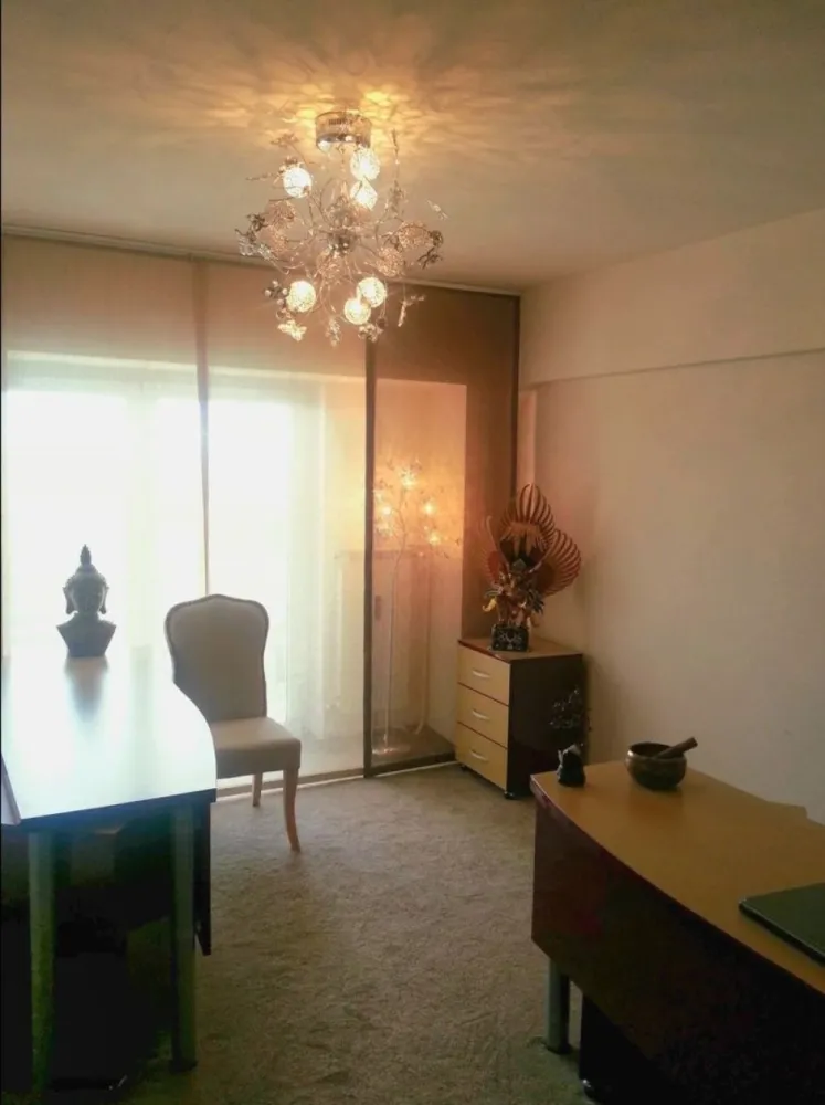 Închiriere Duplex Lux 123 m2 utili | Bd. Unirii, Et 8-9, Birou, vedere - Oferim spre închiriere un apartament deosebit de tip duplex, situat pe Bulevardul Unirii, la etajele 8 și 9, cu o suprafață generoasă de 123 m2 utili și finisaje premium. 

Compartimentare:

Parter: Open space pentru recepție (convertit din 2 camere), zona de asteptare, sală de conferință, bucătărie complet echipată și baie de serviciu.

Etaj: Trei birouri spațioase și baia principală.

Balcoane: Două balcoane – unul mare la etajul 8 (acces din recepție și sala de conferințe) și unul mai mic la etajul 9 (acces dintr-unul dintre birouri).

Avantaje:

Vedere panoramică superbă la Bulevardului Unirii, Biblioteca Națională și râul Dâmbovița.

Luminozitate: Apartamentul beneficiază de lumină naturală pe tot parcursul zilei, oferind un mediu confortabil atât pentru lucru, cât și pentru relaxare.

Amenajări: Mobilier confortabil, scaune ergonomice, mochetă pufoasă, panouri japoneze la ferestre.

Confort termic: Fiecare cameră este dotată cu aer condiționat și calorifere instalate recent.

Acces facil: Locuri de parcare disponibile, atât publice, cât și private.

Locație ideală:

Aproape de Tribunalul București (2 minute) și Curtea de Apel (10 minute de mers pe jos), este poziționat într-o zonă perfectă pentru avocați și notari.

Pretabil și pentru birou de arhitectură, firmă de contabilitate, marketing sau orice alt profil care are nevoie să își transforme activitatea solicitantă în una plină de creativitate și relaxare. Atât echipa cât și clienții vor adora acest spațiu.

Înconjurat de cafenele și restaurante, la o stație de autobuz de metrou Unirii și aproape de Centrul Vechi, biroul este poziționat într-una din cele mai verzi și frumoase zone din Bucureștiul actual. 

Apartamentul este ideal pentru firme care caută un spațiu modern, funcțional și elegant. Alte detalii suplimentare sunt disponibile la cerere.

Se închiriază mobilat ca în poze sau nemobilat.

Contactați-ne pentru o vizionare!