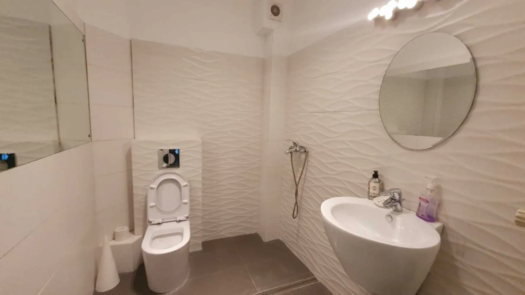 Apartament 2 camere in vila, stradal Dorobanți doua balcoane, două băi - De vânzare: apartament cu 2 camere, luminos, recent renovat, pe Calea Dorobanților 69, colț cu Strada Slătineanu, în apropierea Ambasadei Turciei.

Apartamentul este situat la etajul 1 într-o clădire interbelică cu 2 etaje (P+2), construită în stil Art Deco, cu o curte interioară. La parterul imobilului se află un spațiu comercial – cafeneaua Coppa –, iar la etajele superioare sunt patru apartamente, câte două pe fiecare etaj.

Compartimentare:
- Living foarte spațios cu bucătărie deschisă
- Dormitor generos
- Baie modernă, dotată cu duș walk-in
- O a treia cameră amenajată ca birou, provenită din transformarea unui hol și a unei băi (se poate transforma inapoi in baie, exista gresie, scurgere si tevi de apa)
- Hol foarte încăpător
- Două balcoane
Facilități:
- Încălzire prin centrală termică proprie pe gaz
- Aer condiționat atât în dormitor, cât și în living
- Parchet masiv
- Contor individual pentru apă
- Vedere mixtă: atât spre stradă, cât și spre curtea interioară
- O boxă de 6 mp la subsolul blocului, aflată în folosință (se poate uzucapa, este in folosința apartamentului incă de când a fost construit imobilul, noi îl deținem de 19 ani)
- Cotă indiviză din pod.
- apartamentul are 55 mp utili, 2 balcoane in suprafata totala de 5 mp, 66 suprafata totala, cu balcoane si boxă, 
Apartamentul a fost închiriat, de-a lungul timpului, atât ca locuință, cât și ca spațiu de birouri, fiind potrivit pentru ambele destinații. Fiind stradal pe Dorobanti, este pretabil si pentru cabinet notarial, de avocatură sau de mediere. De asemenea, pentru o perioadă, în apartament a funcționat un cabinet de europarlamentar. Chiria estimată se situează între 750 și 1.200 de euro pe lună.
Demersurile pentru renovarea fațadei clădirii au fost deja inițiate, avem deja obținut certificatul de urbanism. Imobilul nu este încadrat în nicio categorie de risc seismic de tip RS, figureaza in categoria U3 (urgență 3) fiind posibila creditarea de la bancă. Categoriile de urgență (U1,U2 și U3) sunt acele clădiri expertizate pe baza codului de proiectare P100-92 (normativ care este abrogat și nu mai este folosit)
Imobilul este din 1937

Proprietar. În cazul colaborării cu agenții, sunt dispus să plătesc comision max 2%

Prețul este ușor negociabil.

164. 900 euro