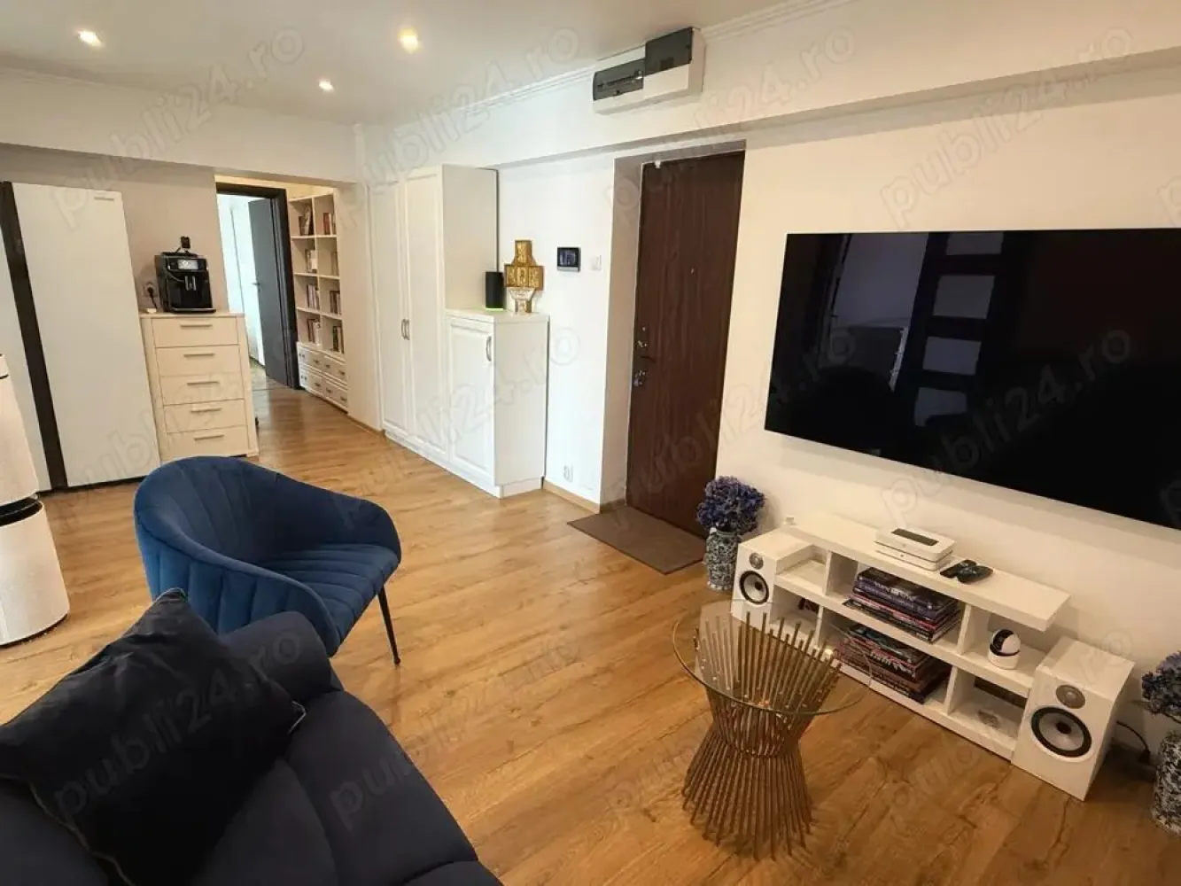 Apartament 3 camere | Ultracentral | Bulevardul Unirii | Lux - Apartament ultracentral, nelocuit, modern mobilat și utilat:
- Suprafață totală = 68 m2
- 2 dormitoare luminoase și spațioase, sufragerie open space cu bucătărie modernă, baie și un balcon pentru relaxare
- Interior premium, izolat fonic și termic, randament energetic maxim, finisaj lux și sistem video smart home
- Include termopane noi, sistem Mitsubishi de ventilație și filtrare cu schimb de căldură și aer condiționat ultra eco
- Locație superbă și liniștită, lângă Tribunalul București, foarte aproape de Centrul Vechi și metrou Piața Unirii
- Acces direct la promenadă în Bulevardul Unirii

Anunț direct de la proprietar.

Pentru vizionări, puteți suna sau trimite mesaj la .