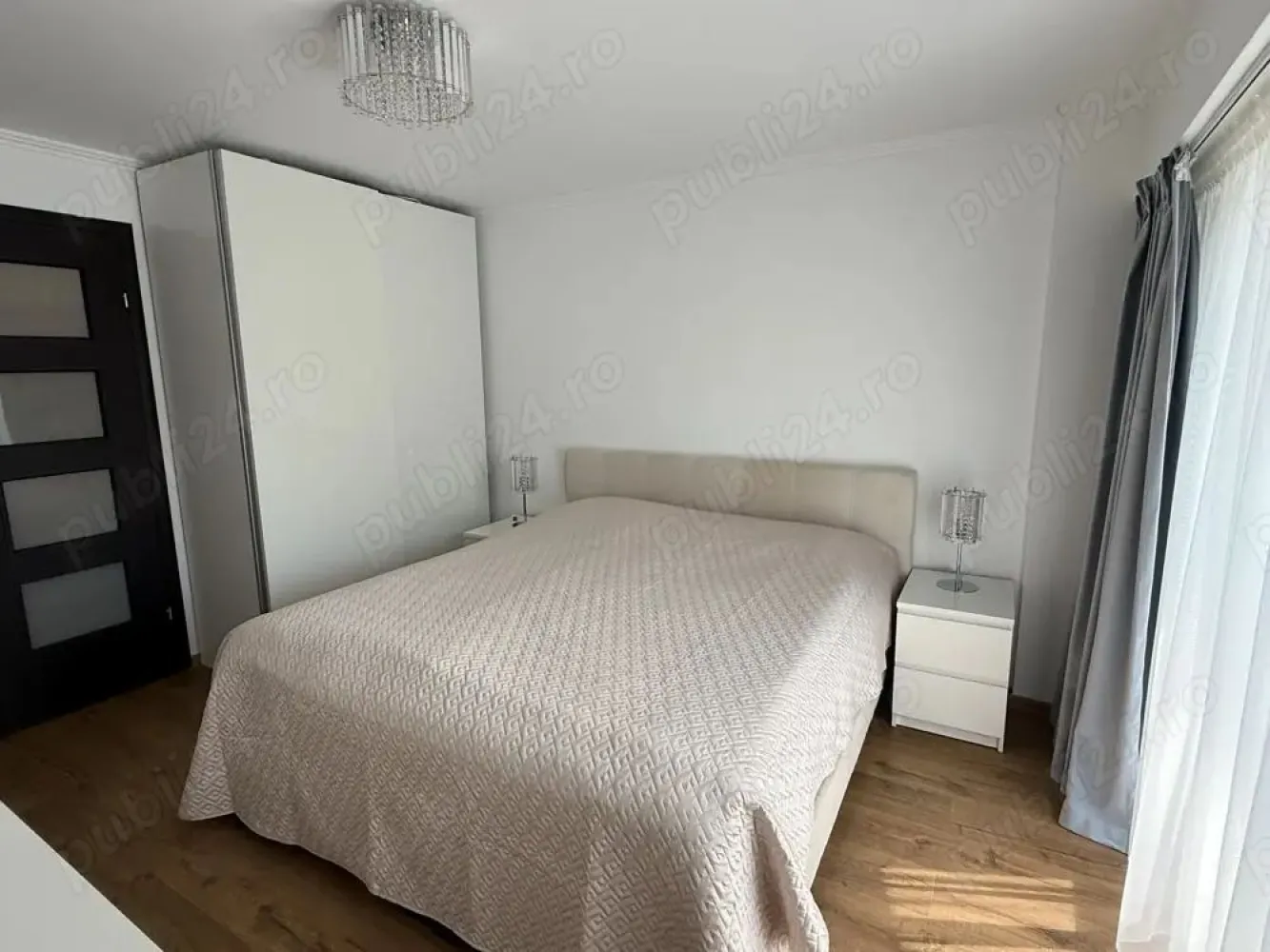 Apartament 3 camere | Ultracentral | Bulevardul Unirii | Lux - Apartament ultracentral, nelocuit, modern mobilat și utilat:
- Suprafață totală = 68 m2
- 2 dormitoare luminoase și spațioase, sufragerie open space cu bucătărie modernă, baie și un balcon pentru relaxare
- Interior premium, izolat fonic și termic, randament energetic maxim, finisaj lux și sistem video smart home
- Include termopane noi, sistem Mitsubishi de ventilație și filtrare cu schimb de căldură și aer condiționat ultra eco
- Locație superbă și liniștită, lângă Tribunalul București, foarte aproape de Centrul Vechi și metrou Piața Unirii
- Acces direct la promenadă în Bulevardul Unirii

Anunț direct de la proprietar.

Pentru vizionări, puteți suna sau trimite mesaj la .