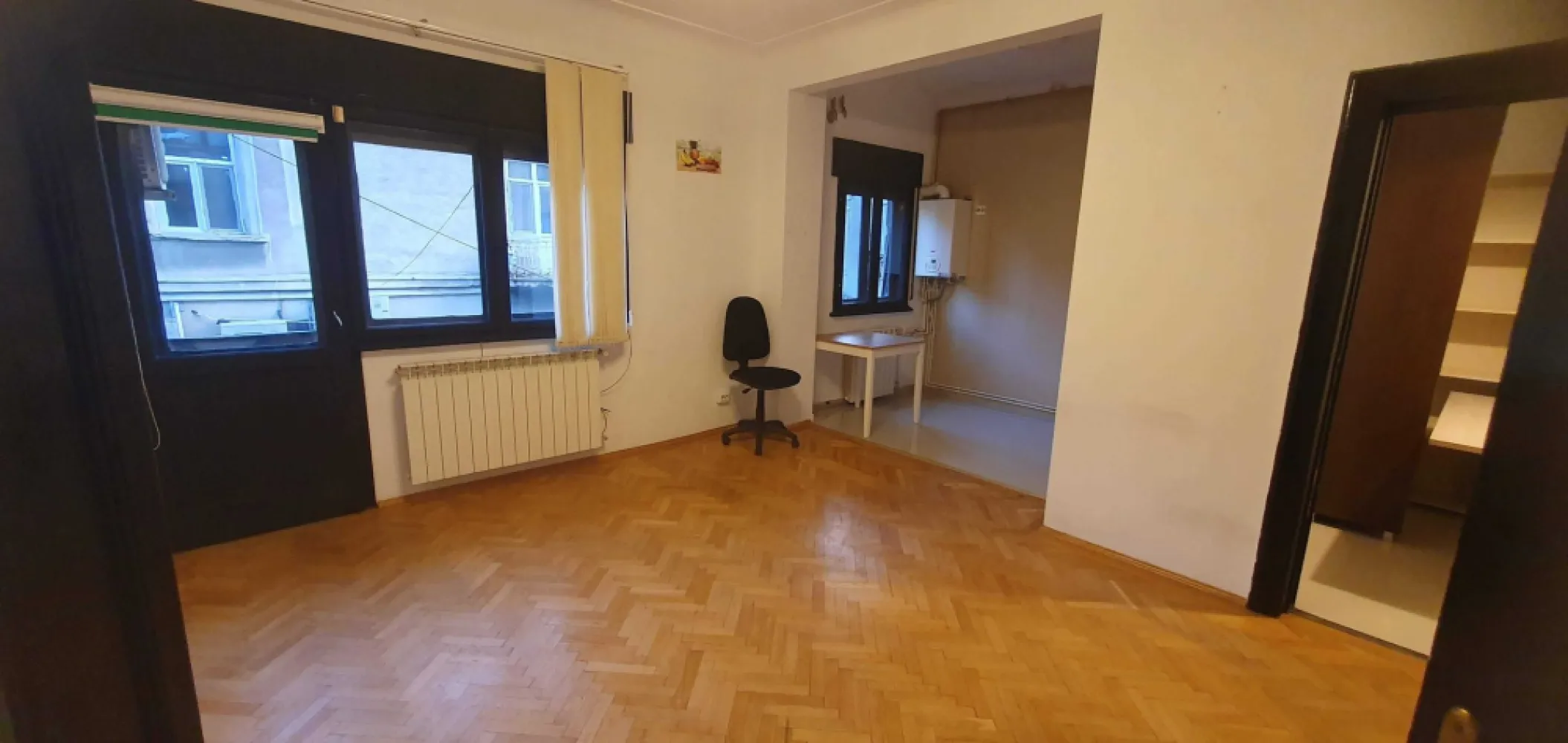 Apartament 2 camere in vila, stradal Dorobanți doua balcoane, două băi - De vânzare: apartament cu 2 camere, luminos, recent renovat, pe Calea Dorobanților 69, colț cu Strada Slătineanu, în apropierea Ambasadei Turciei.

Apartamentul este situat la etajul 1 într-o clădire interbelică cu 2 etaje (P+2), construită în stil Art Deco, cu o curte interioară. La parterul imobilului se află un spațiu comercial – cafeneaua Coppa –, iar la etajele superioare sunt patru apartamente, câte două pe fiecare etaj.

Compartimentare:
- Living foarte spațios cu bucătărie deschisă
- Dormitor generos
- Baie modernă, dotată cu duș walk-in
- O a treia cameră amenajată ca birou, provenită din transformarea unui hol și a unei băi (se poate transforma inapoi in baie, exista gresie, scurgere si tevi de apa)
- Hol foarte încăpător
- Două balcoane
Facilități:
- Încălzire prin centrală termică proprie pe gaz
- Aer condiționat atât în dormitor, cât și în living
- Parchet masiv
- Contor individual pentru apă
- Vedere mixtă: atât spre stradă, cât și spre curtea interioară
- O boxă de 6 mp la subsolul blocului, aflată în folosință (se poate uzucapa, este in folosința apartamentului incă de când a fost construit imobilul, noi îl deținem de 19 ani)
- Cotă indiviză din pod.
- apartamentul are 55 mp utili, 2 balcoane in suprafata totala de 5 mp, 66 suprafata totala, cu balcoane si boxă, 
Apartamentul a fost închiriat, de-a lungul timpului, atât ca locuință, cât și ca spațiu de birouri, fiind potrivit pentru ambele destinații. Fiind stradal pe Dorobanti, este pretabil si pentru cabinet notarial, de avocatură sau de mediere. De asemenea, pentru o perioadă, în apartament a funcționat un cabinet de europarlamentar. Chiria estimată se situează între 750 și 1.200 de euro pe lună.
Demersurile pentru renovarea fațadei clădirii au fost deja inițiate, avem deja obținut certificatul de urbanism. Imobilul nu este încadrat în nicio categorie de risc seismic de tip RS, figureaza in categoria U3 (urgență 3) fiind posibila creditarea de la bancă. Categoriile de urgență (U1,U2 și U3) sunt acele clădiri expertizate pe baza codului de proiectare P100-92 (normativ care este abrogat și nu mai este folosit)
Imobilul este din 1937

Proprietar. În cazul colaborării cu agenții, sunt dispus să plătesc comision max 2%

Prețul este ușor negociabil.

164. 900 euro