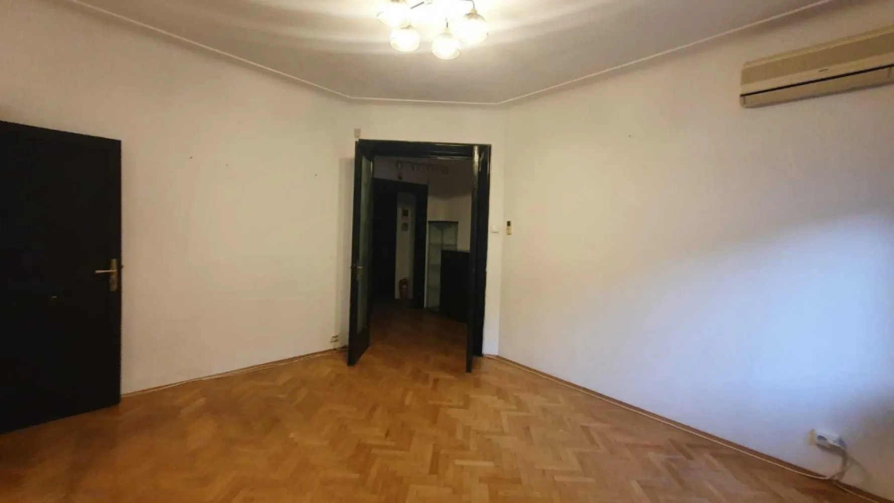 Apartament 2 camere in vila, stradal Dorobanți doua balcoane, două băi - De vânzare: apartament cu 2 camere, luminos, recent renovat, pe Calea Dorobanților 69, colț cu Strada Slătineanu, în apropierea Ambasadei Turciei.

Apartamentul este situat la etajul 1 într-o clădire interbelică cu 2 etaje (P+2), construită în stil Art Deco, cu o curte interioară. La parterul imobilului se află un spațiu comercial – cafeneaua Coppa –, iar la etajele superioare sunt patru apartamente, câte două pe fiecare etaj.

Compartimentare:
- Living foarte spațios cu bucătărie deschisă
- Dormitor generos
- Baie modernă, dotată cu duș walk-in
- O a treia cameră amenajată ca birou, provenită din transformarea unui hol și a unei băi (se poate transforma inapoi in baie, exista gresie, scurgere si tevi de apa)
- Hol foarte încăpător
- Două balcoane
Facilități:
- Încălzire prin centrală termică proprie pe gaz
- Aer condiționat atât în dormitor, cât și în living
- Parchet masiv
- Contor individual pentru apă
- Vedere mixtă: atât spre stradă, cât și spre curtea interioară
- O boxă de 6 mp la subsolul blocului, aflată în folosință (se poate uzucapa, este in folosința apartamentului incă de când a fost construit imobilul, noi îl deținem de 19 ani)
- Cotă indiviză din pod.
- apartamentul are 55 mp utili, 2 balcoane in suprafata totala de 5 mp, 66 suprafata totala, cu balcoane si boxă, 
Apartamentul a fost închiriat, de-a lungul timpului, atât ca locuință, cât și ca spațiu de birouri, fiind potrivit pentru ambele destinații. Fiind stradal pe Dorobanti, este pretabil si pentru cabinet notarial, de avocatură sau de mediere. De asemenea, pentru o perioadă, în apartament a funcționat un cabinet de europarlamentar. Chiria estimată se situează între 750 și 1.200 de euro pe lună.
Demersurile pentru renovarea fațadei clădirii au fost deja inițiate, avem deja obținut certificatul de urbanism. Imobilul nu este încadrat în nicio categorie de risc seismic de tip RS, figureaza in categoria U3 (urgență 3) fiind posibila creditarea de la bancă. Categoriile de urgență (U1,U2 și U3) sunt acele clădiri expertizate pe baza codului de proiectare P100-92 (normativ care este abrogat și nu mai este folosit)
Imobilul este din 1937

Proprietar. În cazul colaborării cu agenții, sunt dispus să plătesc comision max 2%

Prețul este ușor negociabil.

164. 900 euro