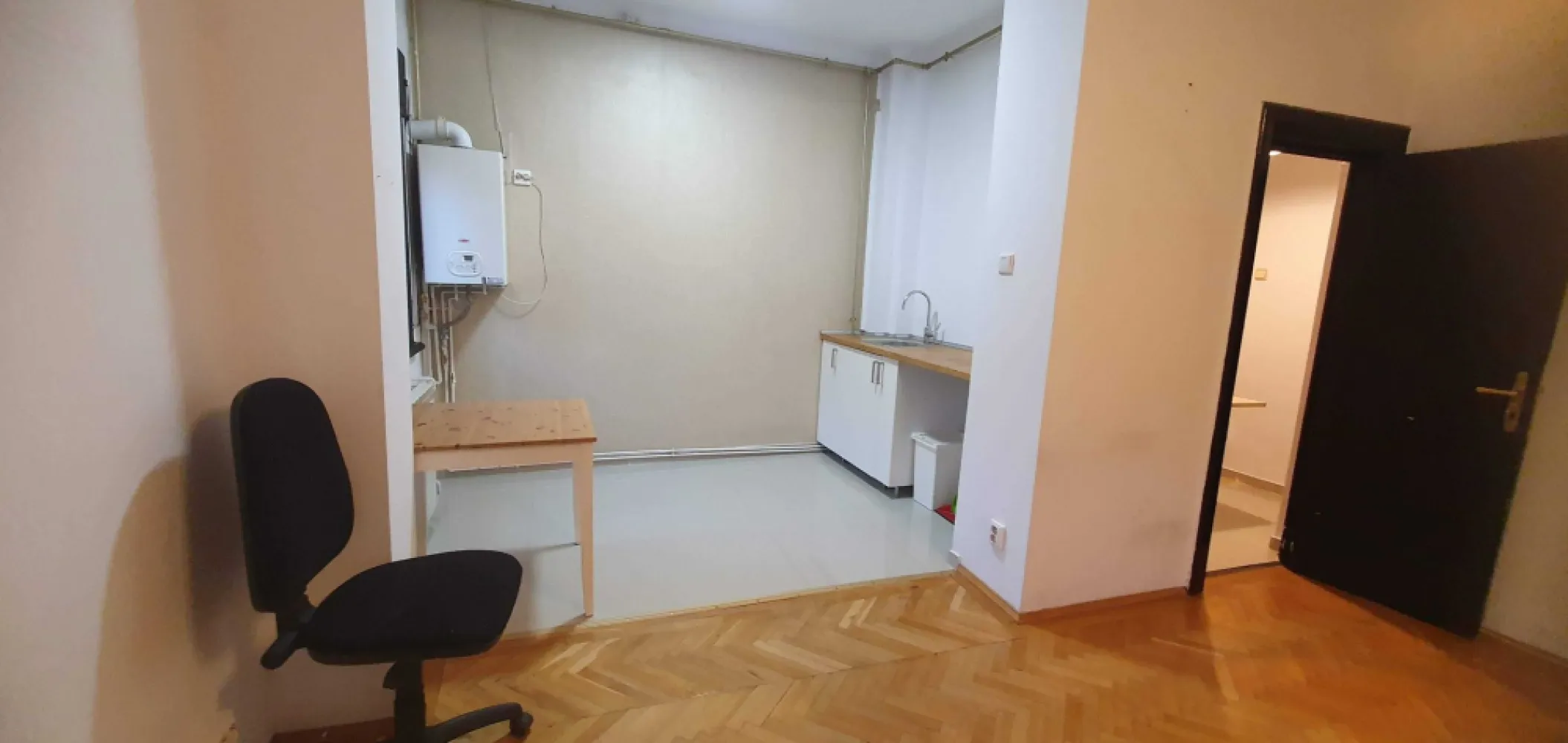 Apartament 2 camere in vila, stradal Dorobanți doua balcoane, două băi - De vânzare: apartament cu 2 camere, luminos, recent renovat, pe Calea Dorobanților 69, colț cu Strada Slătineanu, în apropierea Ambasadei Turciei.

Apartamentul este situat la etajul 1 într-o clădire interbelică cu 2 etaje (P+2), construită în stil Art Deco, cu o curte interioară. La parterul imobilului se află un spațiu comercial – cafeneaua Coppa –, iar la etajele superioare sunt patru apartamente, câte două pe fiecare etaj.

Compartimentare:
- Living foarte spațios cu bucătărie deschisă
- Dormitor generos
- Baie modernă, dotată cu duș walk-in
- O a treia cameră amenajată ca birou, provenită din transformarea unui hol și a unei băi (se poate transforma inapoi in baie, exista gresie, scurgere si tevi de apa)
- Hol foarte încăpător
- Două balcoane
Facilități:
- Încălzire prin centrală termică proprie pe gaz
- Aer condiționat atât în dormitor, cât și în living
- Parchet masiv
- Contor individual pentru apă
- Vedere mixtă: atât spre stradă, cât și spre curtea interioară
- O boxă de 6 mp la subsolul blocului, aflată în folosință (se poate uzucapa, este in folosința apartamentului incă de când a fost construit imobilul, noi îl deținem de 19 ani)
- Cotă indiviză din pod.
- apartamentul are 55 mp utili, 2 balcoane in suprafata totala de 5 mp, 66 suprafata totala, cu balcoane si boxă, 
Apartamentul a fost închiriat, de-a lungul timpului, atât ca locuință, cât și ca spațiu de birouri, fiind potrivit pentru ambele destinații. Fiind stradal pe Dorobanti, este pretabil si pentru cabinet notarial, de avocatură sau de mediere. De asemenea, pentru o perioadă, în apartament a funcționat un cabinet de europarlamentar. Chiria estimată se situează între 750 și 1.200 de euro pe lună.
Demersurile pentru renovarea fațadei clădirii au fost deja inițiate, avem deja obținut certificatul de urbanism. Imobilul nu este încadrat în nicio categorie de risc seismic de tip RS, figureaza in categoria U3 (urgență 3) fiind posibila creditarea de la bancă. Categoriile de urgență (U1,U2 și U3) sunt acele clădiri expertizate pe baza codului de proiectare P100-92 (normativ care este abrogat și nu mai este folosit)
Imobilul este din 1937

Proprietar. În cazul colaborării cu agenții, sunt dispus să plătesc comision max 2%

Prețul este ușor negociabil.

164. 900 euro