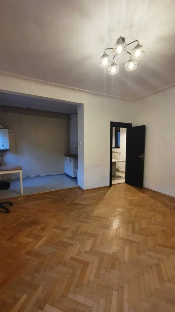 Apartament 2 camere in vila, stradal Dorobanți doua balcoane, două băi - De vânzare: apartament cu 2 camere, luminos, recent renovat, pe Calea Dorobanților 69, colț cu Strada Slătineanu, în apropierea Ambasadei Turciei.

Apartamentul este situat la etajul 1 într-o clădire interbelică cu 2 etaje (P+2), construită în stil Art Deco, cu o curte interioară. La parterul imobilului se află un spațiu comercial – cafeneaua Coppa –, iar la etajele superioare sunt patru apartamente, câte două pe fiecare etaj.

Compartimentare:
- Living foarte spațios cu bucătărie deschisă
- Dormitor generos
- Baie modernă, dotată cu duș walk-in
- O a treia cameră amenajată ca birou, provenită din transformarea unui hol și a unei băi (se poate transforma inapoi in baie, exista gresie, scurgere si tevi de apa)
- Hol foarte încăpător
- Două balcoane
Facilități:
- Încălzire prin centrală termică proprie pe gaz
- Aer condiționat atât în dormitor, cât și în living
- Parchet masiv
- Contor individual pentru apă
- Vedere mixtă: atât spre stradă, cât și spre curtea interioară
- O boxă de 6 mp la subsolul blocului, aflată în folosință (se poate uzucapa, este in folosința apartamentului incă de când a fost construit imobilul, noi îl deținem de 19 ani)
- Cotă indiviză din pod.
- apartamentul are 55 mp utili, 2 balcoane in suprafata totala de 5 mp, 66 suprafata totala, cu balcoane si boxă, 
Apartamentul a fost închiriat, de-a lungul timpului, atât ca locuință, cât și ca spațiu de birouri, fiind potrivit pentru ambele destinații. Fiind stradal pe Dorobanti, este pretabil si pentru cabinet notarial, de avocatură sau de mediere. De asemenea, pentru o perioadă, în apartament a funcționat un cabinet de europarlamentar. Chiria estimată se situează între 750 și 1.200 de euro pe lună.
Demersurile pentru renovarea fațadei clădirii au fost deja inițiate, avem deja obținut certificatul de urbanism. Imobilul nu este încadrat în nicio categorie de risc seismic de tip RS, figureaza in categoria U3 (urgență 3) fiind posibila creditarea de la bancă. Categoriile de urgență (U1,U2 și U3) sunt acele clădiri expertizate pe baza codului de proiectare P100-92 (normativ care este abrogat și nu mai este folosit)
Imobilul este din 1937

Proprietar. În cazul colaborării cu agenții, sunt dispus să plătesc comision max 2%

Prețul este ușor negociabil.

164. 900 euro