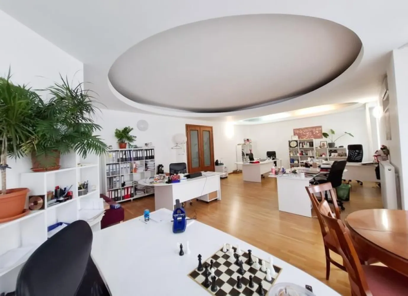 BRASADAS vinde Imobil exclusivist in cartierul Primaverii. - Agentia Imobiliara BRASADAS vinde un imobil deosebit, situat intr-una dintre cele mai prestigioase si sigure zone ale Capitalei - Primaverii, pe o strada linistita, intr-o cladire eleganta cu doar 3 etaje.

Proprietatea este compusa din doua spatii distincte, aflate in aceeasi cladire, cu intrari separate:

1. Apartament generos - Etaj 2

Suprafata utila totala: 137,36 mp

Compartimentare:
Living spatios (56,40 mp)
Birou (12,70 mp)
Bucatarie (10,70 mp)
Dormitor 1 (18,90 mp)
Dormitor 2 (15,10 mp)
Baie (6,50 mp)
Grup sanitar (3,92 mp)
Hol, sas, debara, culoar (~11,2 mp)
Balcon: 8,40 mp

Total apartament + balcon: ~154,96 mp

---------
2. Apartament tip camera cu terase – Etaj 3

Suprafata utila: 39,60 mp, compusa din:
Salon (28,12 mp)

Grup sanitar (2,28 mp)
Casa scarii (9,20 mp)

Doua terase circulabile descoperite, cu suprafete impresionante:
Terasa 1: 55 mp
Terasa 2: 52 mp
Suprafata totala: 146,60 mp

Rezumat:
- Suprafata utila totala: 176,96 mp
- Suprafata totala cu terase/balcoane: 292,36 mp
- Suprafata construita: 301,56 mp

Caracteristici ale imobilului si ale zonei:

Cladire cu regim mic de inaltime – doar 3 etaje

Localizare exclusivista in Primaverii, inconjurata de: consulate si ambasade, ceea ce ofera un grad ridicat de siguranta si prestigiu, Parcul Herastrau (Parcul "Regele Mihai I") si Parcul Bordei, ideale pentru relaxare si sport, numeroase restaurante si cafenele de top, perfecte pentru intalniri de afaceri sau timp liber.

Transport public :
Metrou – statia Aviatorilor (linia M2) – la aproximativ 10–12 minute de mers pe jos;
Autobuz – linii STB care fac legatura rapida cu Piata Victoriei, Manastirea Casin si zona centrala;
Tramvai – linia 41, accesibila usor prin Piata Presei Libere / Bd. Marasti (15 minute de mers sau cateva minute cu autobuzul din zona Aviatorilor)

Ideal pentru:
- rezidenta de lux,
- investitie (inchiriere birouri, rezidential premium),
- spatiu reprezentativ pentru firma

Pretul nu este purtator de TVA.
www.brasadas.com.