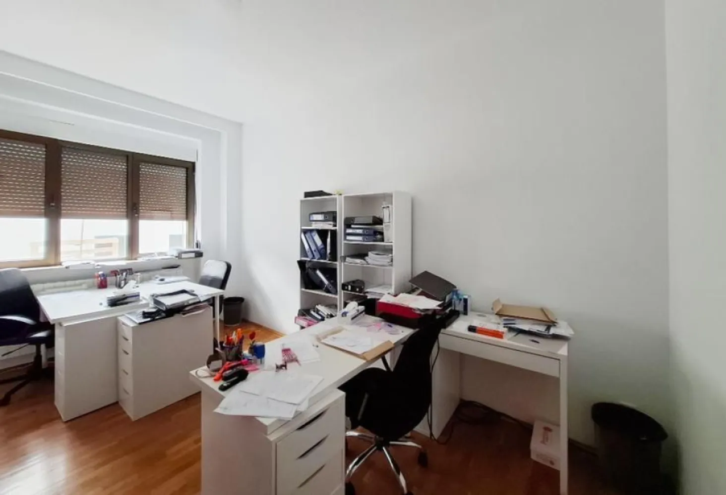 BRASADAS vinde Imobil exclusivist in cartierul Primaverii. - Agentia Imobiliara BRASADAS vinde un imobil deosebit, situat intr-una dintre cele mai prestigioase si sigure zone ale Capitalei - Primaverii, pe o strada linistita, intr-o cladire eleganta cu doar 3 etaje.

Proprietatea este compusa din doua spatii distincte, aflate in aceeasi cladire, cu intrari separate:

1. Apartament generos - Etaj 2

Suprafata utila totala: 137,36 mp

Compartimentare:
Living spatios (56,40 mp)
Birou (12,70 mp)
Bucatarie (10,70 mp)
Dormitor 1 (18,90 mp)
Dormitor 2 (15,10 mp)
Baie (6,50 mp)
Grup sanitar (3,92 mp)
Hol, sas, debara, culoar (~11,2 mp)
Balcon: 8,40 mp

Total apartament + balcon: ~154,96 mp

---------
2. Apartament tip camera cu terase – Etaj 3

Suprafata utila: 39,60 mp, compusa din:
Salon (28,12 mp)

Grup sanitar (2,28 mp)
Casa scarii (9,20 mp)

Doua terase circulabile descoperite, cu suprafete impresionante:
Terasa 1: 55 mp
Terasa 2: 52 mp
Suprafata totala: 146,60 mp

Rezumat:
- Suprafata utila totala: 176,96 mp
- Suprafata totala cu terase/balcoane: 292,36 mp
- Suprafata construita: 301,56 mp

Caracteristici ale imobilului si ale zonei:

Cladire cu regim mic de inaltime – doar 3 etaje

Localizare exclusivista in Primaverii, inconjurata de: consulate si ambasade, ceea ce ofera un grad ridicat de siguranta si prestigiu, Parcul Herastrau (Parcul "Regele Mihai I") si Parcul Bordei, ideale pentru relaxare si sport, numeroase restaurante si cafenele de top, perfecte pentru intalniri de afaceri sau timp liber.

Transport public :
Metrou – statia Aviatorilor (linia M2) – la aproximativ 10–12 minute de mers pe jos;
Autobuz – linii STB care fac legatura rapida cu Piata Victoriei, Manastirea Casin si zona centrala;
Tramvai – linia 41, accesibila usor prin Piata Presei Libere / Bd. Marasti (15 minute de mers sau cateva minute cu autobuzul din zona Aviatorilor)

Ideal pentru:
- rezidenta de lux,
- investitie (inchiriere birouri, rezidential premium),
- spatiu reprezentativ pentru firma

Pretul nu este purtator de TVA.
www.brasadas.com.