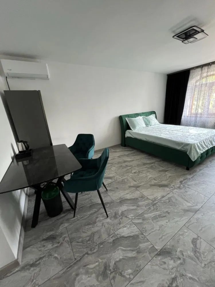 Inchriez apartament 40 mp,Bucuresti utilat ,renovat 15 min Pta Unirii - Va ofer spre închiriere un apartament cu o cameră de 40 mp la parterul unei vile care este complet renovat și utilat si care are un pat matrimonial, televizor de 65 inch 4k, un dressing, frigider propriu, zona proprie de dining, aer condiționat si centala termică , baie proprie, masina de spalat și uscător de rufe proprii precum si acces la bucatarie vilei si la curtea interioară. Acest apartament are si un loc de parcare. Exista televiziune prin cablu si internet de mare viteza. Pentru confortul si siguranța dumneavoastră exista camera de supraveghere a vilei.
Accesul pe proprietate, in vila si in apartament se face pe baza unui cod de acces fiind montate yale inteligente.
Tot pentru confortul dumneavoastră pe holuri , in baie si in bucătărie sunt instalate corpuri de iluminat cu senzori.
Baia este complet renovată, instalată o cada noua si un uscator de par.
Puteți trai experiența unui hotel de 5 stele si sa fiți oaspetele nostru pe termen lung.
In apropiere aveți supermarket Lidl, Mega Image, Penny, farmacia Tei.
De asemenea in apropiere aveti sala de fitness , Confort Urban fitness, restaurant.
Ca mijloace de transport aveți autobuzul 117, 227
Sunteți la 15 minute de Piata Unirii.
Apartamentul este disponibil imediat.