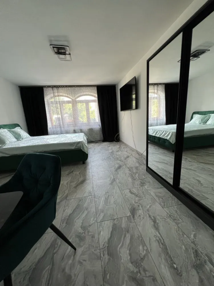 Inchriez apartament 40 mp,Bucuresti utilat ,renovat 15 min Pta Unirii - Va ofer spre închiriere un apartament cu o cameră de 40 mp la parterul unei vile care este complet renovat și utilat si care are un pat matrimonial, televizor de 65 inch 4k, un dressing, frigider propriu, zona proprie de dining, aer condiționat si centala termică , baie proprie, masina de spalat și uscător de rufe proprii precum si acces la bucatarie vilei si la curtea interioară. Acest apartament are si un loc de parcare. Exista televiziune prin cablu si internet de mare viteza. Pentru confortul si siguranța dumneavoastră exista camera de supraveghere a vilei.
Accesul pe proprietate, in vila si in apartament se face pe baza unui cod de acces fiind montate yale inteligente.
Tot pentru confortul dumneavoastră pe holuri , in baie si in bucătărie sunt instalate corpuri de iluminat cu senzori.
Baia este complet renovată, instalată o cada noua si un uscator de par.
Puteți trai experiența unui hotel de 5 stele si sa fiți oaspetele nostru pe termen lung.
In apropiere aveți supermarket Lidl, Mega Image, Penny, farmacia Tei.
De asemenea in apropiere aveti sala de fitness , Confort Urban fitness, restaurant.
Ca mijloace de transport aveți autobuzul 117, 227
Sunteți la 15 minute de Piata Unirii.
Apartamentul este disponibil imediat.