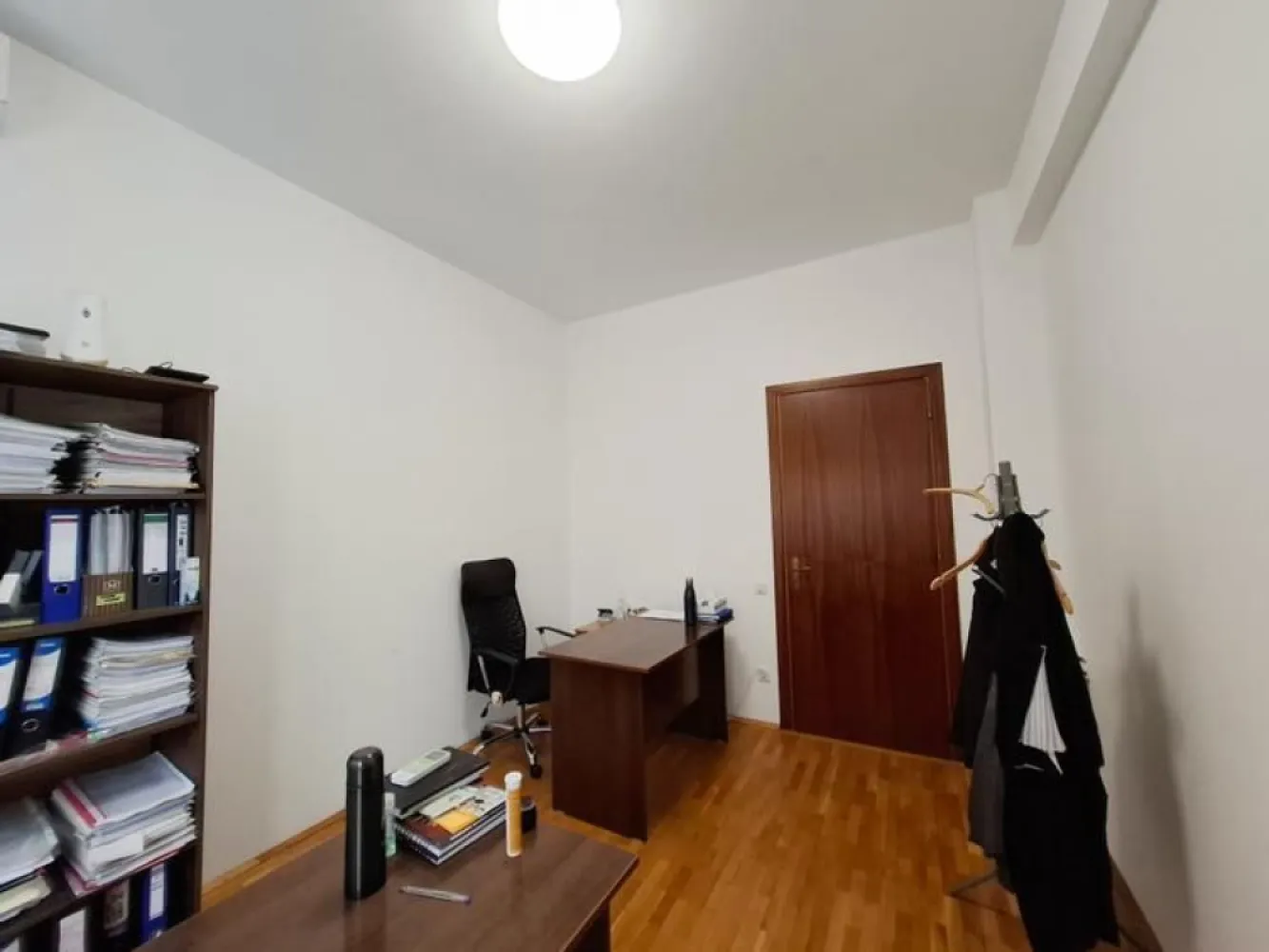 BRASADAS vinde Imobil exclusivist in cartierul Primaverii. - Agentia Imobiliara BRASADAS vinde un imobil deosebit, situat intr-una dintre cele mai prestigioase si sigure zone ale Capitalei - Primaverii, pe o strada linistita, intr-o cladire eleganta cu doar 3 etaje.

Proprietatea este compusa din doua spatii distincte, aflate in aceeasi cladire, cu intrari separate:

1. Apartament generos - Etaj 2

Suprafata utila totala: 137,36 mp

Compartimentare:
Living spatios (56,40 mp)
Birou (12,70 mp)
Bucatarie (10,70 mp)
Dormitor 1 (18,90 mp)
Dormitor 2 (15,10 mp)
Baie (6,50 mp)
Grup sanitar (3,92 mp)
Hol, sas, debara, culoar (~11,2 mp)
Balcon: 8,40 mp

Total apartament + balcon: ~154,96 mp

---------
2. Apartament tip camera cu terase – Etaj 3

Suprafata utila: 39,60 mp, compusa din:
Salon (28,12 mp)

Grup sanitar (2,28 mp)
Casa scarii (9,20 mp)

Doua terase circulabile descoperite, cu suprafete impresionante:
Terasa 1: 55 mp
Terasa 2: 52 mp
Suprafata totala: 146,60 mp

Rezumat:
- Suprafata utila totala: 176,96 mp
- Suprafata totala cu terase/balcoane: 292,36 mp
- Suprafata construita: 301,56 mp

Caracteristici ale imobilului si ale zonei:

Cladire cu regim mic de inaltime – doar 3 etaje

Localizare exclusivista in Primaverii, inconjurata de: consulate si ambasade, ceea ce ofera un grad ridicat de siguranta si prestigiu, Parcul Herastrau (Parcul "Regele Mihai I") si Parcul Bordei, ideale pentru relaxare si sport, numeroase restaurante si cafenele de top, perfecte pentru intalniri de afaceri sau timp liber.

Transport public :
Metrou – statia Aviatorilor (linia M2) – la aproximativ 10–12 minute de mers pe jos;
Autobuz – linii STB care fac legatura rapida cu Piata Victoriei, Manastirea Casin si zona centrala;
Tramvai – linia 41, accesibila usor prin Piata Presei Libere / Bd. Marasti (15 minute de mers sau cateva minute cu autobuzul din zona Aviatorilor)

Ideal pentru:
- rezidenta de lux,
- investitie (inchiriere birouri, rezidential premium),
- spatiu reprezentativ pentru firma

Pretul nu este purtator de TVA.
www.brasadas.com.