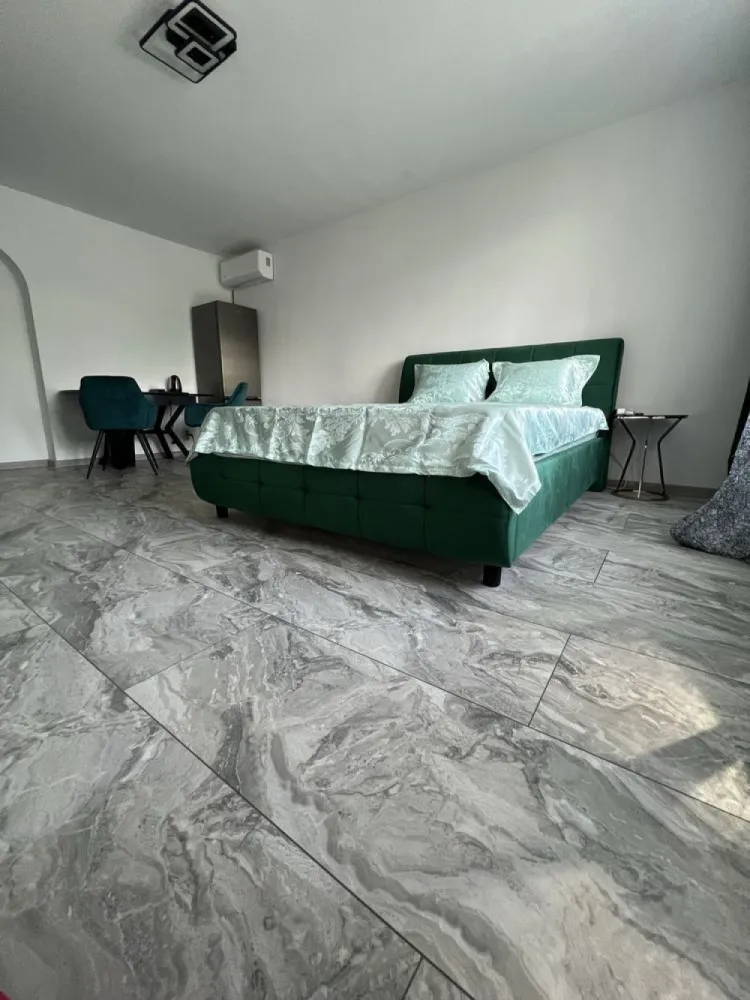 Inchriez apartament 40 mp,Bucuresti utilat ,renovat 15 min Pta Unirii - Va ofer spre închiriere un apartament cu o cameră de 40 mp la parterul unei vile care este complet renovat și utilat si care are un pat matrimonial, televizor de 65 inch 4k, un dressing, frigider propriu, zona proprie de dining, aer condiționat si centala termică , baie proprie, masina de spalat și uscător de rufe proprii precum si acces la bucatarie vilei si la curtea interioară. Acest apartament are si un loc de parcare. Exista televiziune prin cablu si internet de mare viteza. Pentru confortul si siguranța dumneavoastră exista camera de supraveghere a vilei.
Accesul pe proprietate, in vila si in apartament se face pe baza unui cod de acces fiind montate yale inteligente.
Tot pentru confortul dumneavoastră pe holuri , in baie si in bucătărie sunt instalate corpuri de iluminat cu senzori.
Baia este complet renovată, instalată o cada noua si un uscator de par.
Puteți trai experiența unui hotel de 5 stele si sa fiți oaspetele nostru pe termen lung.
In apropiere aveți supermarket Lidl, Mega Image, Penny, farmacia Tei.
De asemenea in apropiere aveti sala de fitness , Confort Urban fitness, restaurant.
Ca mijloace de transport aveți autobuzul 117, 227
Sunteți la 15 minute de Piata Unirii.
Apartamentul este disponibil imediat.