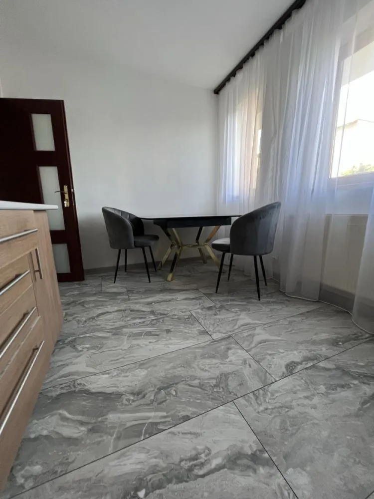 Inchriez apartament 40 mp,Bucuresti utilat ,renovat 15 min Pta Unirii - Va ofer spre închiriere un apartament cu o cameră de 40 mp la parterul unei vile care este complet renovat și utilat si care are un pat matrimonial, televizor de 65 inch 4k, un dressing, frigider propriu, zona proprie de dining, aer condiționat si centala termică , baie proprie, masina de spalat și uscător de rufe proprii precum si acces la bucatarie vilei si la curtea interioară. Acest apartament are si un loc de parcare. Exista televiziune prin cablu si internet de mare viteza. Pentru confortul si siguranța dumneavoastră exista camera de supraveghere a vilei.
Accesul pe proprietate, in vila si in apartament se face pe baza unui cod de acces fiind montate yale inteligente.
Tot pentru confortul dumneavoastră pe holuri , in baie si in bucătărie sunt instalate corpuri de iluminat cu senzori.
Baia este complet renovată, instalată o cada noua si un uscator de par.
Puteți trai experiența unui hotel de 5 stele si sa fiți oaspetele nostru pe termen lung.
In apropiere aveți supermarket Lidl, Mega Image, Penny, farmacia Tei.
De asemenea in apropiere aveti sala de fitness , Confort Urban fitness, restaurant.
Ca mijloace de transport aveți autobuzul 117, 227
Sunteți la 15 minute de Piata Unirii.
Apartamentul este disponibil imediat.