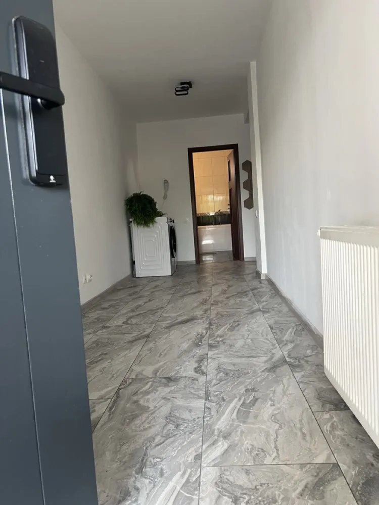 Inchriez apartament 40 mp,Bucuresti utilat ,renovat 15 min Pta Unirii - Va ofer spre închiriere un apartament cu o cameră de 40 mp la parterul unei vile care este complet renovat și utilat si care are un pat matrimonial, televizor de 65 inch 4k, un dressing, frigider propriu, zona proprie de dining, aer condiționat si centala termică , baie proprie, masina de spalat și uscător de rufe proprii precum si acces la bucatarie vilei si la curtea interioară. Acest apartament are si un loc de parcare. Exista televiziune prin cablu si internet de mare viteza. Pentru confortul si siguranța dumneavoastră exista camera de supraveghere a vilei.
Accesul pe proprietate, in vila si in apartament se face pe baza unui cod de acces fiind montate yale inteligente.
Tot pentru confortul dumneavoastră pe holuri , in baie si in bucătărie sunt instalate corpuri de iluminat cu senzori.
Baia este complet renovată, instalată o cada noua si un uscator de par.
Puteți trai experiența unui hotel de 5 stele si sa fiți oaspetele nostru pe termen lung.
In apropiere aveți supermarket Lidl, Mega Image, Penny, farmacia Tei.
De asemenea in apropiere aveti sala de fitness , Confort Urban fitness, restaurant.
Ca mijloace de transport aveți autobuzul 117, 227
Sunteți la 15 minute de Piata Unirii.
Apartamentul este disponibil imediat.