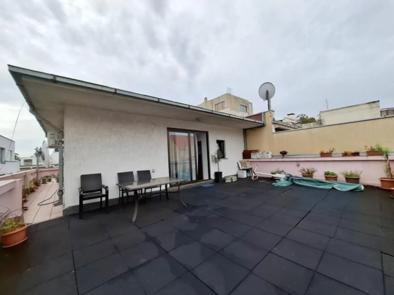 BRASADAS vinde Imobil exclusivist in cartierul Primaverii. - Agentia Imobiliara BRASADAS vinde un imobil deosebit, situat intr-una dintre cele mai prestigioase si sigure zone ale Capitalei - Primaverii, pe o strada linistita, intr-o cladire eleganta cu doar 3 etaje.

Proprietatea este compusa din doua spatii distincte, aflate in aceeasi cladire, cu intrari separate:

1. Apartament generos - Etaj 2

Suprafata utila totala: 137,36 mp

Compartimentare:
Living spatios (56,40 mp)
Birou (12,70 mp)
Bucatarie (10,70 mp)
Dormitor 1 (18,90 mp)
Dormitor 2 (15,10 mp)
Baie (6,50 mp)
Grup sanitar (3,92 mp)
Hol, sas, debara, culoar (~11,2 mp)
Balcon: 8,40 mp

Total apartament + balcon: ~154,96 mp

---------
2. Apartament tip camera cu terase – Etaj 3

Suprafata utila: 39,60 mp, compusa din:
Salon (28,12 mp)

Grup sanitar (2,28 mp)
Casa scarii (9,20 mp)

Doua terase circulabile descoperite, cu suprafete impresionante:
Terasa 1: 55 mp
Terasa 2: 52 mp
Suprafata totala: 146,60 mp

Rezumat:
- Suprafata utila totala: 176,96 mp
- Suprafata totala cu terase/balcoane: 292,36 mp
- Suprafata construita: 301,56 mp

Caracteristici ale imobilului si ale zonei:

Cladire cu regim mic de inaltime – doar 3 etaje

Localizare exclusivista in Primaverii, inconjurata de: consulate si ambasade, ceea ce ofera un grad ridicat de siguranta si prestigiu, Parcul Herastrau (Parcul "Regele Mihai I") si Parcul Bordei, ideale pentru relaxare si sport, numeroase restaurante si cafenele de top, perfecte pentru intalniri de afaceri sau timp liber.

Transport public :
Metrou – statia Aviatorilor (linia M2) – la aproximativ 10–12 minute de mers pe jos;
Autobuz – linii STB care fac legatura rapida cu Piata Victoriei, Manastirea Casin si zona centrala;
Tramvai – linia 41, accesibila usor prin Piata Presei Libere / Bd. Marasti (15 minute de mers sau cateva minute cu autobuzul din zona Aviatorilor)

Ideal pentru:
- rezidenta de lux,
- investitie (inchiriere birouri, rezidential premium),
- spatiu reprezentativ pentru firma

Pretul nu este purtator de TVA.
www.brasadas.com.