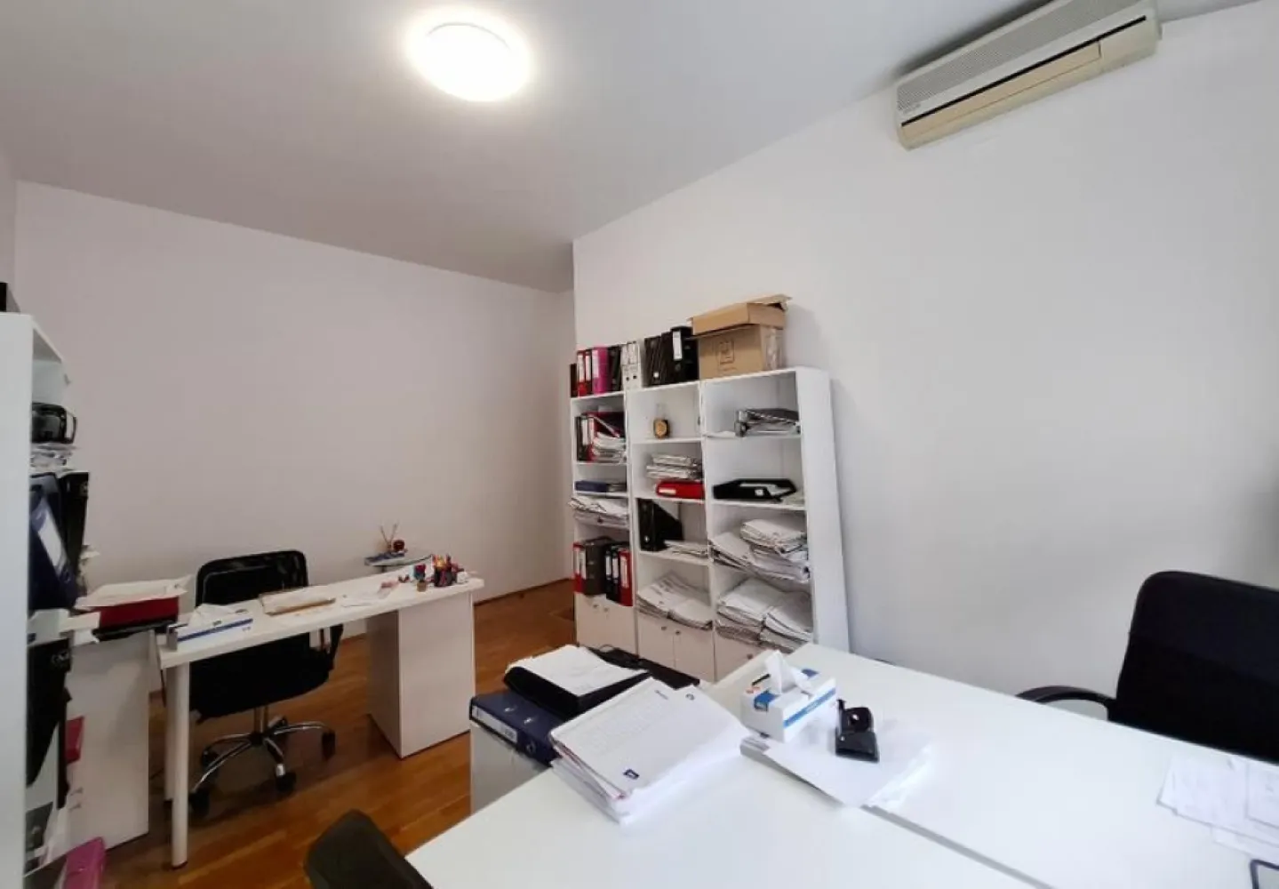 BRASADAS vinde Imobil exclusivist in cartierul Primaverii. - Agentia Imobiliara BRASADAS vinde un imobil deosebit, situat intr-una dintre cele mai prestigioase si sigure zone ale Capitalei - Primaverii, pe o strada linistita, intr-o cladire eleganta cu doar 3 etaje.

Proprietatea este compusa din doua spatii distincte, aflate in aceeasi cladire, cu intrari separate:

1. Apartament generos - Etaj 2

Suprafata utila totala: 137,36 mp

Compartimentare:
Living spatios (56,40 mp)
Birou (12,70 mp)
Bucatarie (10,70 mp)
Dormitor 1 (18,90 mp)
Dormitor 2 (15,10 mp)
Baie (6,50 mp)
Grup sanitar (3,92 mp)
Hol, sas, debara, culoar (~11,2 mp)
Balcon: 8,40 mp

Total apartament + balcon: ~154,96 mp

---------
2. Apartament tip camera cu terase – Etaj 3

Suprafata utila: 39,60 mp, compusa din:
Salon (28,12 mp)

Grup sanitar (2,28 mp)
Casa scarii (9,20 mp)

Doua terase circulabile descoperite, cu suprafete impresionante:
Terasa 1: 55 mp
Terasa 2: 52 mp
Suprafata totala: 146,60 mp

Rezumat:
- Suprafata utila totala: 176,96 mp
- Suprafata totala cu terase/balcoane: 292,36 mp
- Suprafata construita: 301,56 mp

Caracteristici ale imobilului si ale zonei:

Cladire cu regim mic de inaltime – doar 3 etaje

Localizare exclusivista in Primaverii, inconjurata de: consulate si ambasade, ceea ce ofera un grad ridicat de siguranta si prestigiu, Parcul Herastrau (Parcul "Regele Mihai I") si Parcul Bordei, ideale pentru relaxare si sport, numeroase restaurante si cafenele de top, perfecte pentru intalniri de afaceri sau timp liber.

Transport public :
Metrou – statia Aviatorilor (linia M2) – la aproximativ 10–12 minute de mers pe jos;
Autobuz – linii STB care fac legatura rapida cu Piata Victoriei, Manastirea Casin si zona centrala;
Tramvai – linia 41, accesibila usor prin Piata Presei Libere / Bd. Marasti (15 minute de mers sau cateva minute cu autobuzul din zona Aviatorilor)

Ideal pentru:
- rezidenta de lux,
- investitie (inchiriere birouri, rezidential premium),
- spatiu reprezentativ pentru firma

Pretul nu este purtator de TVA.
www.brasadas.com.