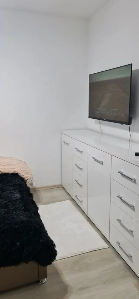 Inchiriez Ap 2 cam . Lujerului . Proprietar - Proprietar . De inchiriat apartament 2 camere . Semidecomandat . Bloc din 2019 . Mobilat si utilat ...centrala...ac . Boxa depozitare . Loc parcare . Este situat pe strada Virtutii colt cu Orsova . Tramvai / autobuz 1 minut . Metrou 5 minute . Mega Image la parter . Profi la 20 m . NU are balcon ! Exclus agentii ! Exclus animale de companie ! Chirie 2+ 1 garantie ...