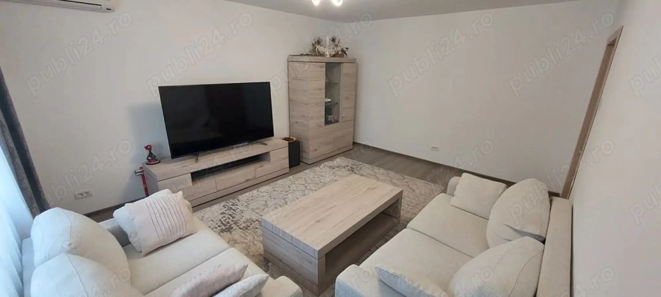 Bd. Unirii, 3 camere, 2 bai, centrala termica, parcare, lux - Agenția imobiliara BRASADAS închiriază apartament 3 camere Bd. Unirii, 76 mp, decomandat, 2 băi, central termică proprie, loc parcare închiriat, bloc din 1995, etajul 4 din 8, cu scară curată și lift. Vedere mixtă, zonă liniștită, acces rapid la restaurante, magazine, Mall, transport în comun, școli și grădinițe.

Dotări
Mobilat si utilat complet
Centrală proprie
2 bai, balcon
Cada hidromasaj
2 x Aer condiționat
Instalatie electrica si termica noi
Mașină de spălat rufe
Uscător rufe
Mașină de spălat vase
Plită inductie, cuptor electric, cuptor microunde, hotă
Combina frigorifică, expresor cafea
TV smart SONY 165 cm
Mobilier Mobexpert
Canapea extensibila și pat cu ladă
Dressinguri și spații generoase de depozitare
Parcare inchiriata în fața blocului

Informații suplimentare
Contract ANAF
Chirie: 900 euro lună
Garanție: 900 euro
Perioadă minimă de închiriere: 1 an
Fără animale de companie.
Disponibil din 22 august 2025.