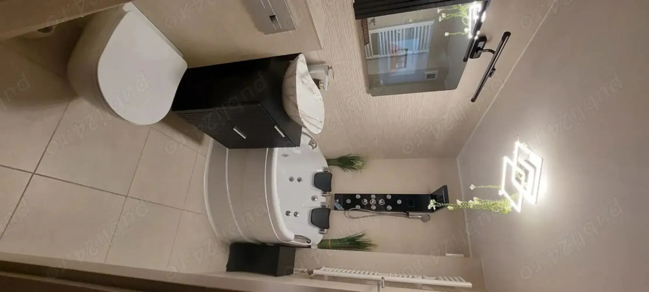 Bd. Unirii, 3 camere, 2 bai, centrala termica, parcare, lux - Agenția imobiliara BRASADAS închiriază apartament 3 camere Bd. Unirii, 76 mp, decomandat, 2 băi, central termică proprie, loc parcare închiriat, bloc din 1995, etajul 4 din 8, cu scară curată și lift. Vedere mixtă, zonă liniștită, acces rapid la restaurante, magazine, Mall, transport în comun, școli și grădinițe.

Dotări
Mobilat si utilat complet
Centrală proprie
2 bai, balcon
Cada hidromasaj
2 x Aer condiționat
Instalatie electrica si termica noi
Mașină de spălat rufe
Uscător rufe
Mașină de spălat vase
Plită inductie, cuptor electric, cuptor microunde, hotă
Combina frigorifică, expresor cafea
TV smart SONY 165 cm
Mobilier Mobexpert
Canapea extensibila și pat cu ladă
Dressinguri și spații generoase de depozitare
Parcare inchiriata în fața blocului

Informații suplimentare
Contract ANAF
Chirie: 900 euro lună
Garanție: 900 euro
Perioadă minimă de închiriere: 1 an
Fără animale de companie.
Disponibil din 22 august 2025.