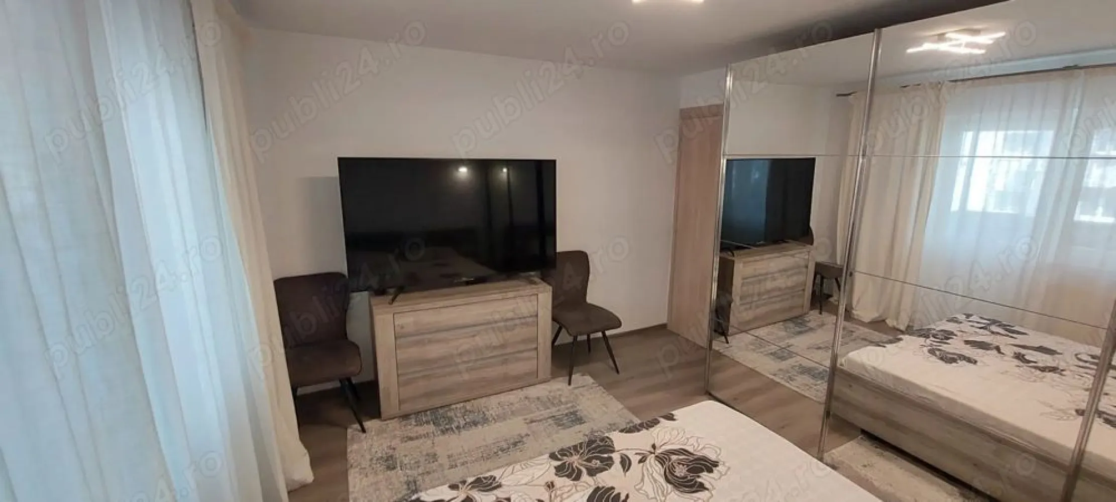 Bd. Unirii, 3 camere, 2 bai, centrala termica, parcare, lux - Agenția imobiliara BRASADAS închiriază apartament 3 camere Bd. Unirii, 76 mp, decomandat, 2 băi, central termică proprie, loc parcare închiriat, bloc din 1995, etajul 4 din 8, cu scară curată și lift. Vedere mixtă, zonă liniștită, acces rapid la restaurante, magazine, Mall, transport în comun, școli și grădinițe.

Dotări
Mobilat si utilat complet
Centrală proprie
2 bai, balcon
Cada hidromasaj
2 x Aer condiționat
Instalatie electrica si termica noi
Mașină de spălat rufe
Uscător rufe
Mașină de spălat vase
Plită inductie, cuptor electric, cuptor microunde, hotă
Combina frigorifică, expresor cafea
TV smart SONY 165 cm
Mobilier Mobexpert
Canapea extensibila și pat cu ladă
Dressinguri și spații generoase de depozitare
Parcare inchiriata în fața blocului

Informații suplimentare
Contract ANAF
Chirie: 900 euro lună
Garanție: 900 euro
Perioadă minimă de închiriere: 1 an
Fără animale de companie.
Disponibil din 22 august 2025.