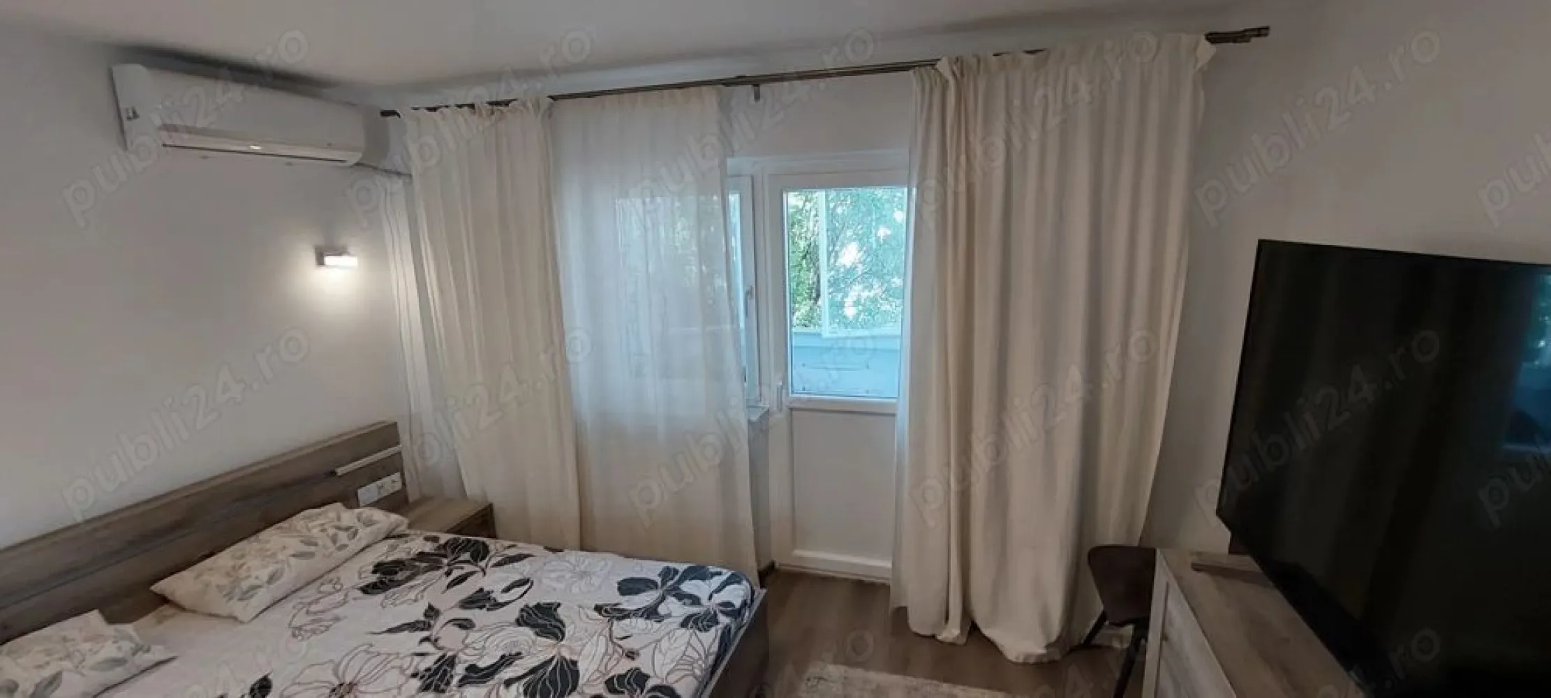 Bd. Unirii, 3 camere, 2 bai, centrala termica, parcare, lux - Agenția imobiliara BRASADAS închiriază apartament 3 camere Bd. Unirii, 76 mp, decomandat, 2 băi, central termică proprie, loc parcare închiriat, bloc din 1995, etajul 4 din 8, cu scară curată și lift. Vedere mixtă, zonă liniștită, acces rapid la restaurante, magazine, Mall, transport în comun, școli și grădinițe.

Dotări
Mobilat si utilat complet
Centrală proprie
2 bai, balcon
Cada hidromasaj
2 x Aer condiționat
Instalatie electrica si termica noi
Mașină de spălat rufe
Uscător rufe
Mașină de spălat vase
Plită inductie, cuptor electric, cuptor microunde, hotă
Combina frigorifică, expresor cafea
TV smart SONY 165 cm
Mobilier Mobexpert
Canapea extensibila și pat cu ladă
Dressinguri și spații generoase de depozitare
Parcare inchiriata în fața blocului

Informații suplimentare
Contract ANAF
Chirie: 900 euro lună
Garanție: 900 euro
Perioadă minimă de închiriere: 1 an
Fără animale de companie.
Disponibil din 22 august 2025.