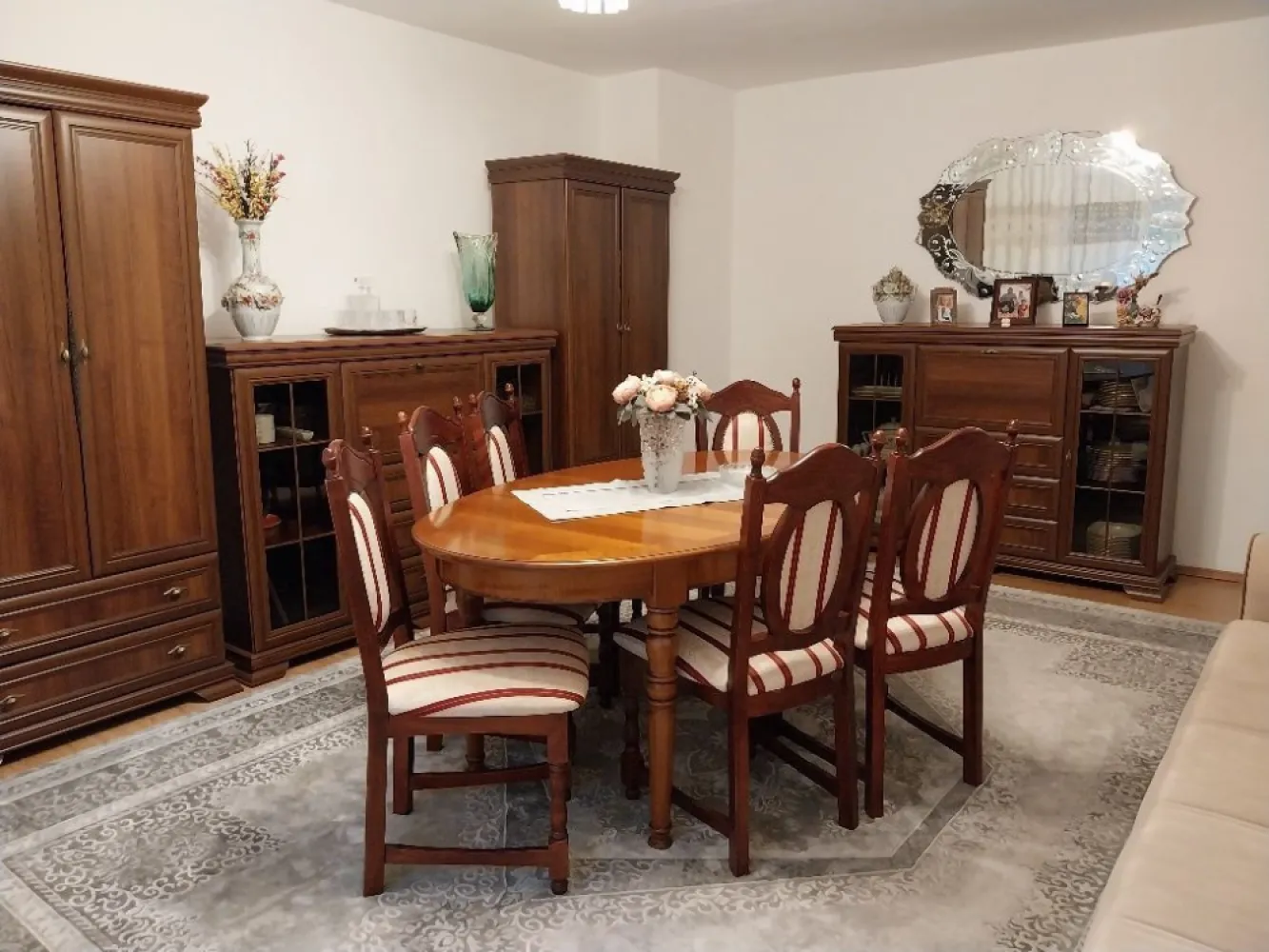 BRASADAS vinde ap 3 cam etej 3/4 & zona Soarelui. - Agenția imobiliara BRASADAS vinde apartament cu 3 camere decomandat, 2 bai, bucătărie mare. 
Apartamentul se afla vis-a-vis de curtea restaurantului Elisa Zamfirescu(fostul liceu MIU).
Acesta se afla la etajul 3/4 .
Are 2 balcoane, 1 cămară pentru alimente și o cameră tehnica pentru centrala și depozitare.
Se vinde cu beci mare, uscat, loc de parcare.
Scara liniștită, închisă cu interfon.
Un avantaj foarte mare este faptul ca apartamentul nu este pe colt, drept urmare costurile de încălzire pe timp de iarna sunt foarte mici.
www.brasadas.com.