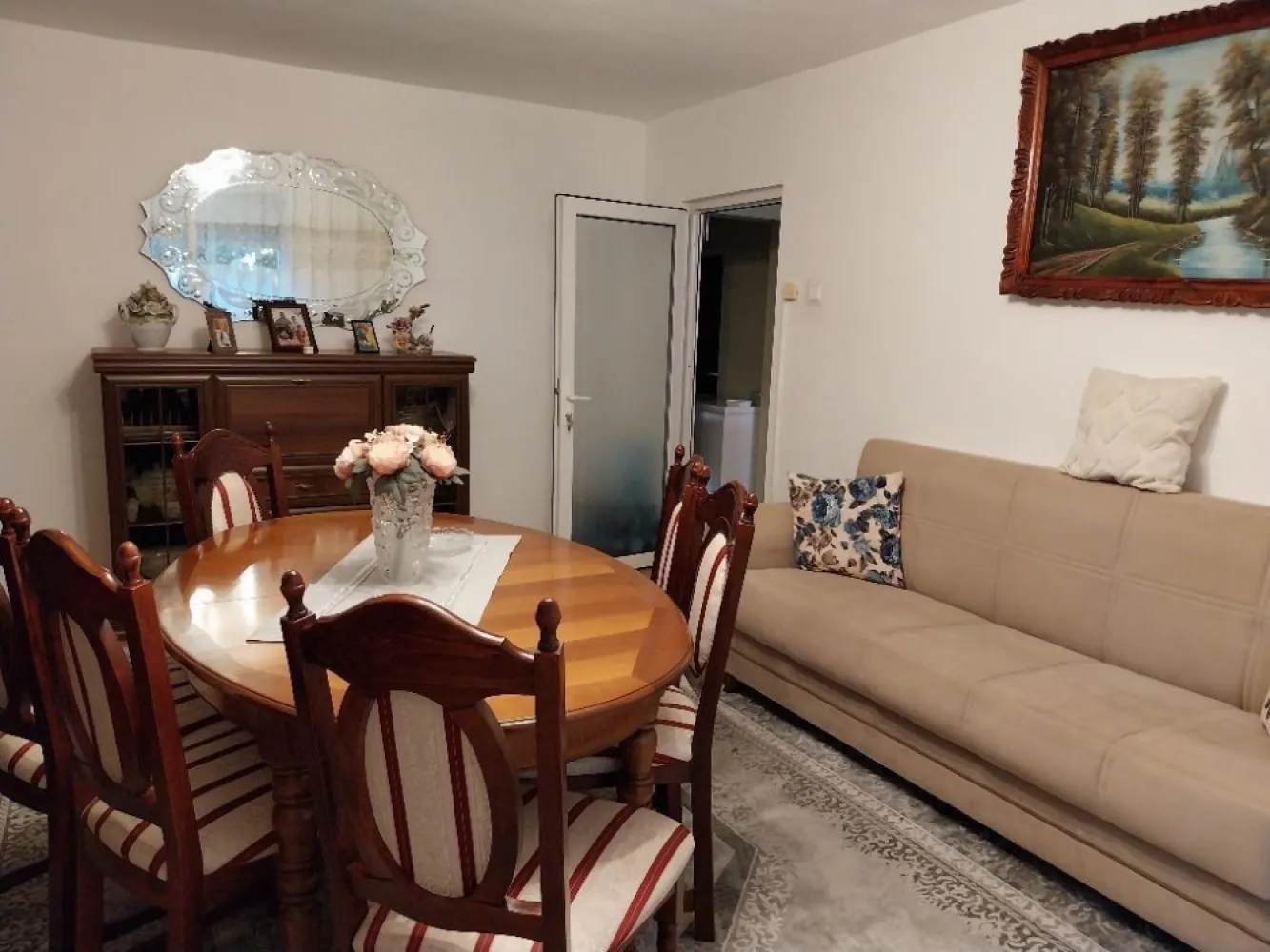 BRASADAS vinde ap 3 cam etej 3/4 & zona Soarelui. - Agenția imobiliara BRASADAS vinde apartament cu 3 camere decomandat, 2 bai, bucătărie mare. 
Apartamentul se afla vis-a-vis de curtea restaurantului Elisa Zamfirescu(fostul liceu MIU).
Acesta se afla la etajul 3/4 .
Are 2 balcoane, 1 cămară pentru alimente și o cameră tehnica pentru centrala și depozitare.
Se vinde cu beci mare, uscat, loc de parcare.
Scara liniștită, închisă cu interfon.
Un avantaj foarte mare este faptul ca apartamentul nu este pe colt, drept urmare costurile de încălzire pe timp de iarna sunt foarte mici.
www.brasadas.com.