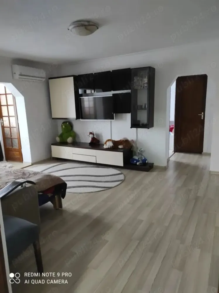 BRASADAS vinde ap 3 cam etaj 3/4 Micro 16. - Agenția imobiliara BRASADAS vinde apartament 3 camere, Micro 16, etajul 3, izolat exterior, aer condiționat, gresie, faianța, parchet laminat, 2 băi, mobilat, utilat. 
www.brasadas.com.