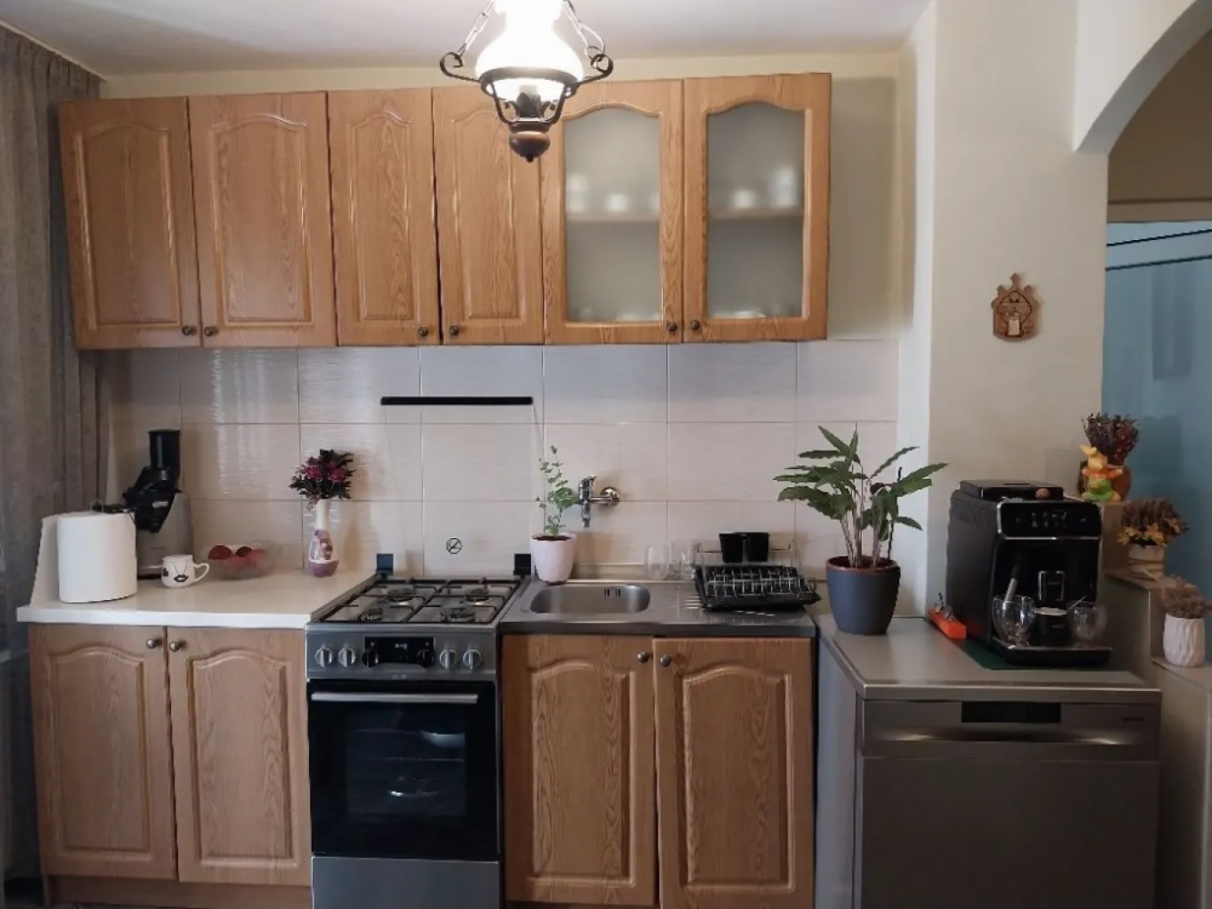 BRASADAS vinde ap 3 cam etej 3/4 & zona Soarelui. - Agenția imobiliara BRASADAS vinde apartament cu 3 camere decomandat, 2 bai, bucătărie mare. 
Apartamentul se afla vis-a-vis de curtea restaurantului Elisa Zamfirescu(fostul liceu MIU).
Acesta se afla la etajul 3/4 .
Are 2 balcoane, 1 cămară pentru alimente și o cameră tehnica pentru centrala și depozitare.
Se vinde cu beci mare, uscat, loc de parcare.
Scara liniștită, închisă cu interfon.
Un avantaj foarte mare este faptul ca apartamentul nu este pe colt, drept urmare costurile de încălzire pe timp de iarna sunt foarte mici.
www.brasadas.com.
