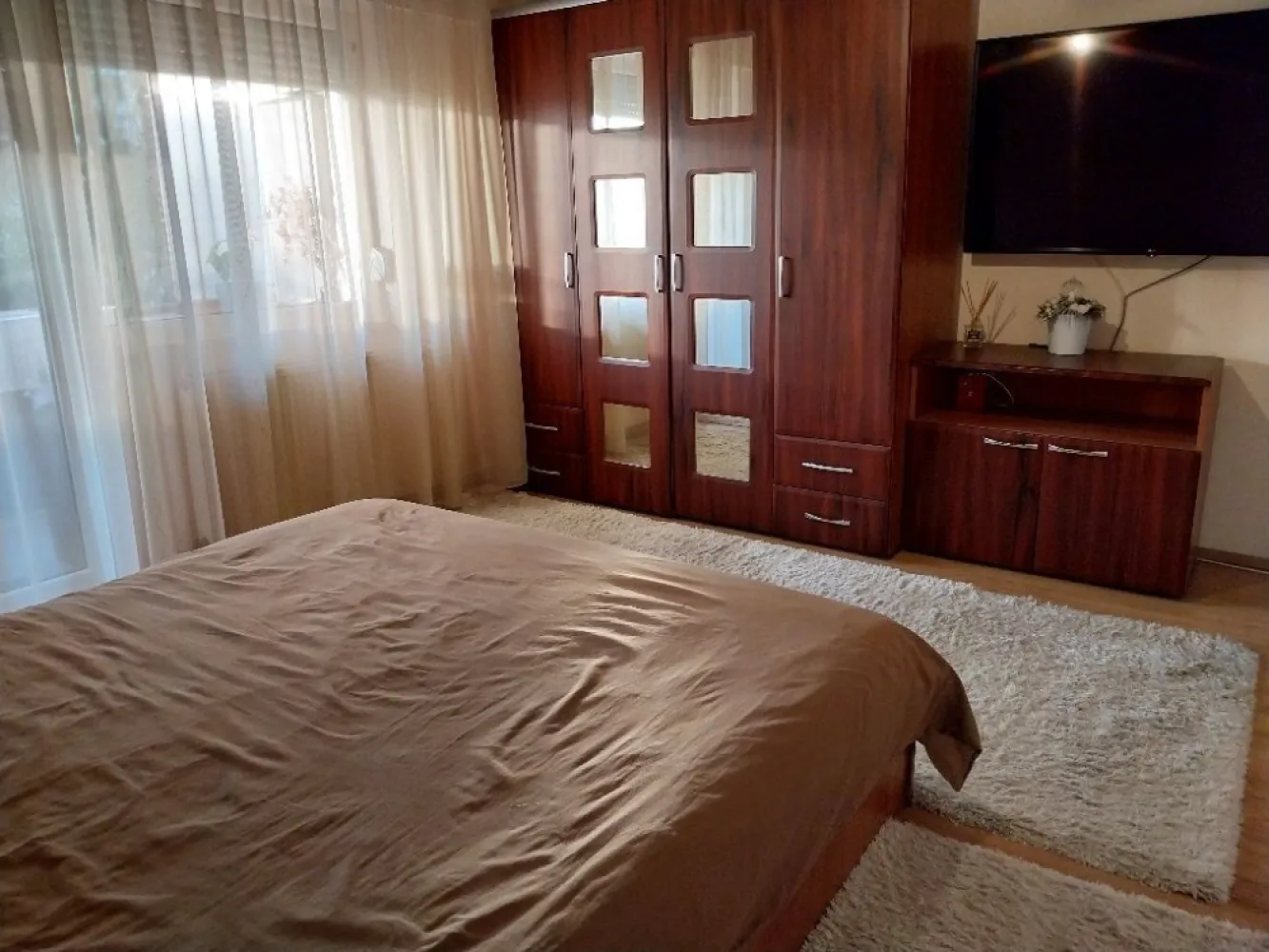 BRASADAS vinde ap 3 cam etej 3/4 & zona Soarelui. - Agenția imobiliara BRASADAS vinde apartament cu 3 camere decomandat, 2 bai, bucătărie mare. 
Apartamentul se afla vis-a-vis de curtea restaurantului Elisa Zamfirescu(fostul liceu MIU).
Acesta se afla la etajul 3/4 .
Are 2 balcoane, 1 cămară pentru alimente și o cameră tehnica pentru centrala și depozitare.
Se vinde cu beci mare, uscat, loc de parcare.
Scara liniștită, închisă cu interfon.
Un avantaj foarte mare este faptul ca apartamentul nu este pe colt, drept urmare costurile de încălzire pe timp de iarna sunt foarte mici.
www.brasadas.com.