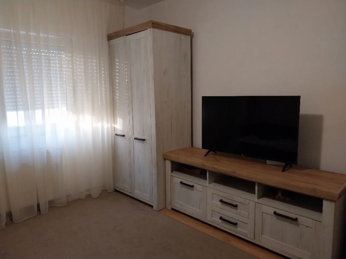 BRASADAS vinde ap 3 cam etej 3/4 & zona Soarelui. - Agenția imobiliara BRASADAS vinde apartament cu 3 camere decomandat, 2 bai, bucătărie mare. 
Apartamentul se afla vis-a-vis de curtea restaurantului Elisa Zamfirescu(fostul liceu MIU).
Acesta se afla la etajul 3/4 .
Are 2 balcoane, 1 cămară pentru alimente și o cameră tehnica pentru centrala și depozitare.
Se vinde cu beci mare, uscat, loc de parcare.
Scara liniștită, închisă cu interfon.
Un avantaj foarte mare este faptul ca apartamentul nu este pe colt, drept urmare costurile de încălzire pe timp de iarna sunt foarte mici.
www.brasadas.com.