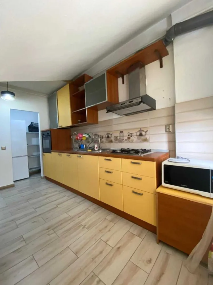 BRASADAS vinde ap 3 camere semi-central. - Agentia imobiliara BRASADAS vinde apartament modern, cu 3 camere și o suprafață utilă de 80 mp, situat la etajul 5/5 într-un bloc nou, izolat termic, dotat cu lift, aflat într-o zonă semi-centrală.
Locuința este compartimentată practic: living spațios, 2 dormitoare, bucătărie închisă, 2 băi și dressing. Se vinde mobilat și utilat (inclusiv electrocasnice), dispune de aer condiționat și finisaje de calitate.
În preț este inclus un loc de parcare propriu, amplasat în curtea interioara, cu acces securizat - prin telecomandă.
Ideal pentru familie sau investiție, datorită poziționării avantajoase, cu acces rapid către centrul orașului, magazine, școli și mijloace de transport.
Www.brasafas.com.