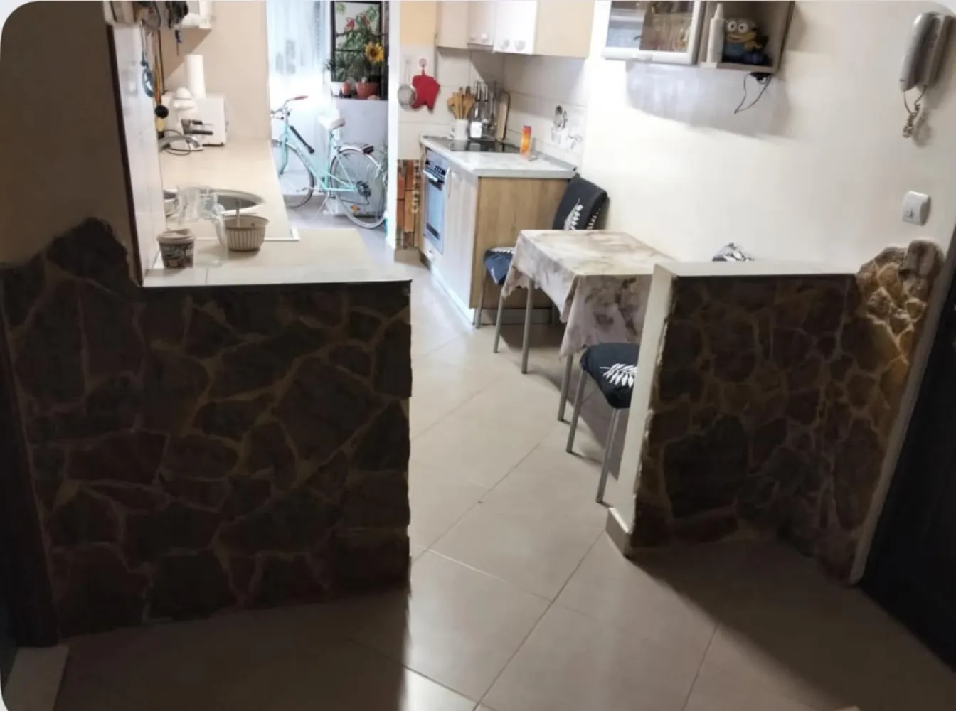 BRASADAS vinde ap 3 cam la PARTER in Micro 17. - Agenția imobiliara BRASADAS vinde apartament cu 3 camere parter in Micro 17 plus balcon construit cu autorizație încorporat.

Apartamentul are o suprafață de 86 mp., care conține și beci + parcare.

Locuința conține:

Geamuri termopane

Recent renovat complet.

Www.brasadas.com