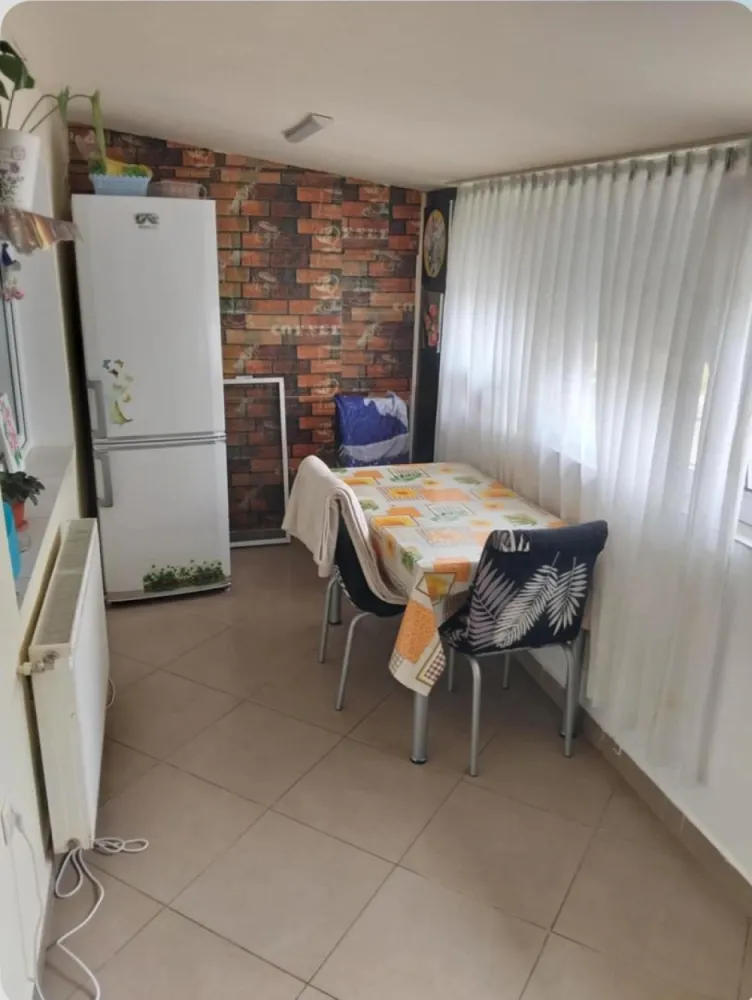 BRASADAS vinde ap 3 cam la PARTER in Micro 17. - Agenția imobiliara BRASADAS vinde apartament cu 3 camere parter in Micro 17 plus balcon construit cu autorizație încorporat.

Apartamentul are o suprafață de 86 mp., care conține și beci + parcare.

Locuința conține:

Geamuri termopane

Recent renovat complet.

Www.brasadas.com