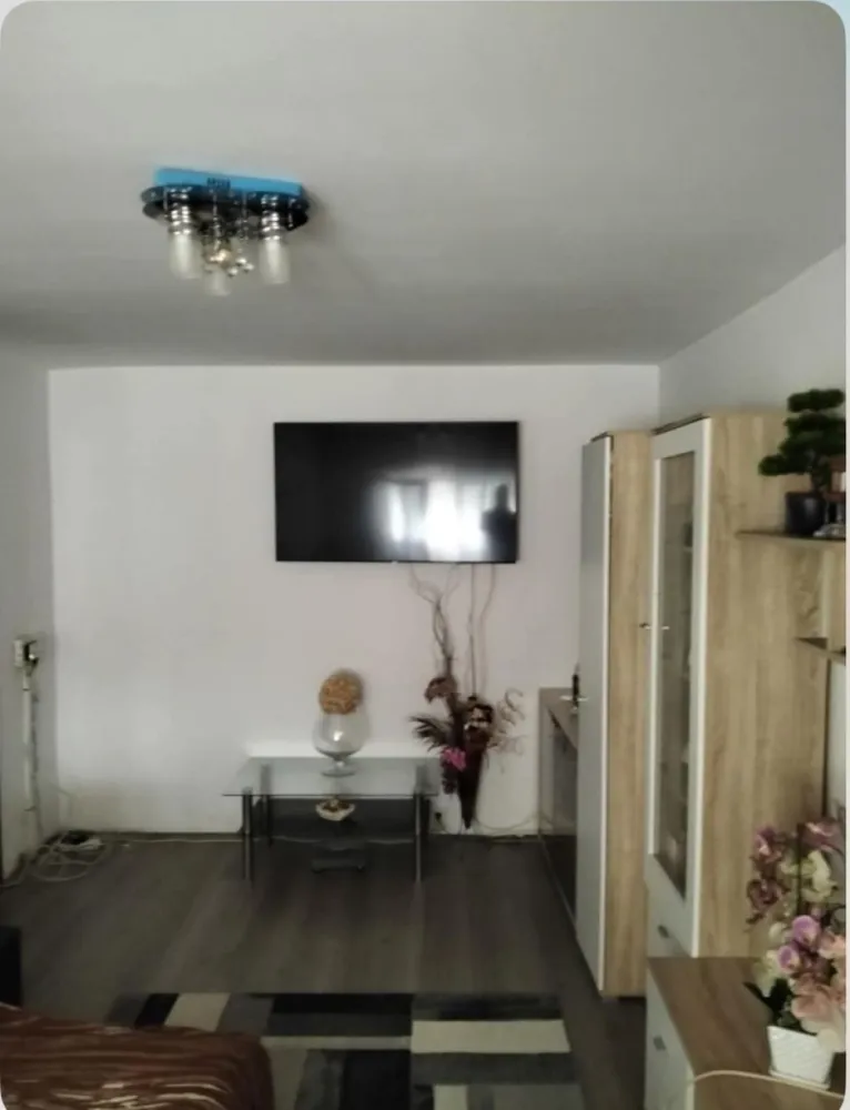 BRASADAS vinde ap 3 cam la PARTER in Micro 17. - Agenția imobiliara BRASADAS vinde apartament cu 3 camere parter in Micro 17 plus balcon construit cu autorizație încorporat.

Apartamentul are o suprafață de 86 mp., care conține și beci + parcare.

Locuința conține:

Geamuri termopane

Recent renovat complet.

Www.brasadas.com