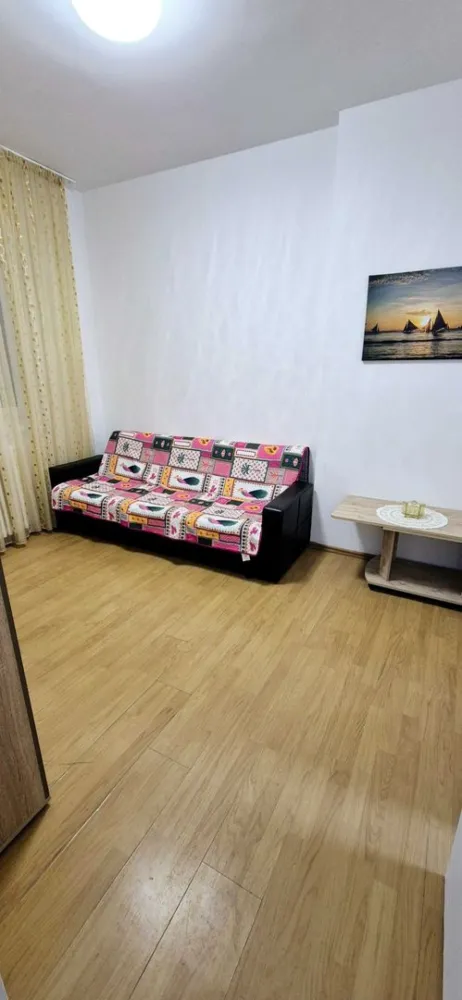 Apartament 2 camere - Apartamentul este curat si ingrijit , acesta se afla la 4 min de mijlocul de transport in comun linia 301/331 statia Colegiul National I.L Caragiale , 10-15 minute pe jos Metrou Romana/ Victoriei/Stefan cel mare, magazine, parc Herastrau, 10=15 minute de ASE ; banci, mega cu acces facil spre centrul orasului . Nu dispune de parcare, se parcheaza aleatoriu.
Acesta se afla pe strada. Hristache Pitaru nr.10

Pentru vizite doar sambata .

Nu colaborez cu agentii si nici cu site-uri pt anunturi.