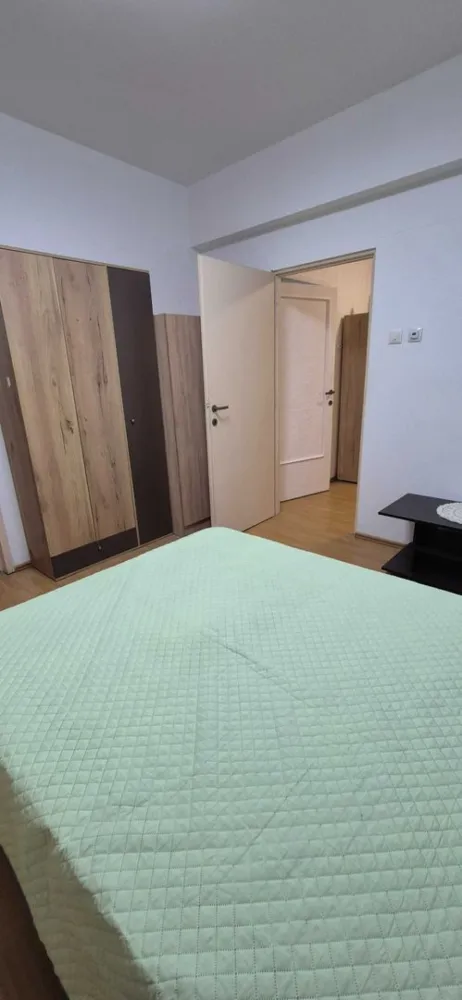Apartament 2 camere - Apartamentul este curat si ingrijit , acesta se afla la 4 min de mijlocul de transport in comun linia 301/331 statia Colegiul National I.L Caragiale , 10-15 minute pe jos Metrou Romana/ Victoriei/Stefan cel mare, magazine, parc Herastrau, 10=15 minute de ASE ; banci, mega cu acces facil spre centrul orasului . Nu dispune de parcare, se parcheaza aleatoriu.
Acesta se afla pe strada. Hristache Pitaru nr.10

Pentru vizite doar sambata .

Nu colaborez cu agentii si nici cu site-uri pt anunturi.