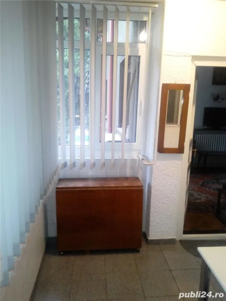 Ap.2 camere ideal pt.2 studenti.Linga Scoala I.G.Duca146 ONE Metrou Ac.Militara - Particular inchiriez Apartament 2 camere semidecomandat,in Vila , la etajul 1,complet renovat,ideal pentru 2 studenti, INTRAREA IN APARTAMENT este COMPLET SEPARATA.Apartamentul se afla in zona Panduri Statia de metrou Ac.Militara,in apropiere de Scoala Gimnaziala I.G.Duca 146,THE ONE, AFI Palace Cotroceni, Vulcan Value Center ,AFI Tech Park1, JW Marriott,Facultatea de Medicina,Facultatea de Drept, Politehnica Electronica.Mai exact se afla pe strada Barbu Urleanu. Mobilat utilat complet, aragaz,frigider noi, TV, masina de spalat, gresie, faianta, parchet,termopan, cablu TV, Net, Aer Conditionat.Centrala proprie.
Baia,bucataria si balconul proprii apartamentului.Balconul este inchis cu termopan si incalzit. Apartamentul merita vazut si inchiriat. Suprafata totala 60 m2. 
Direct proprietar. Comision zero.
PRET 420 EURO negociabil
