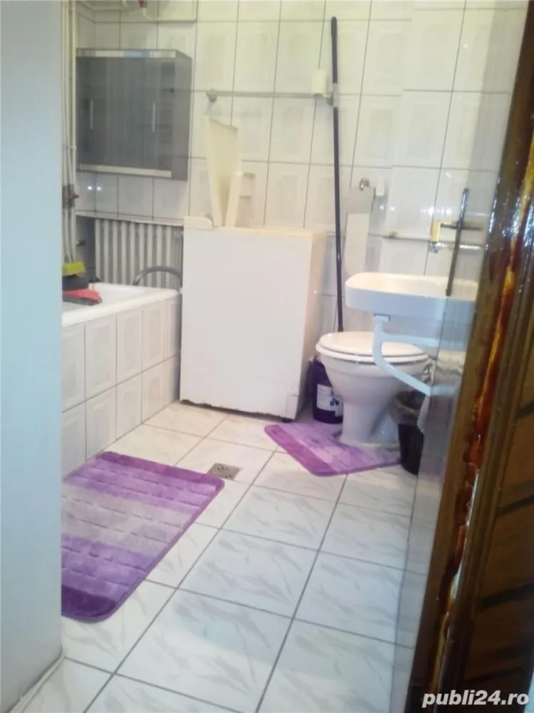 Ap.2 camere ideal pt.2 studenti.Linga Scoala I.G.Duca146 ONE Metrou Ac.Militara - Particular inchiriez Apartament 2 camere semidecomandat,in Vila , la etajul 1,complet renovat,ideal pentru 2 studenti, INTRAREA IN APARTAMENT este COMPLET SEPARATA.Apartamentul se afla in zona Panduri Statia de metrou Ac.Militara,in apropiere de Scoala Gimnaziala I.G.Duca 146,THE ONE, AFI Palace Cotroceni, Vulcan Value Center ,AFI Tech Park1, JW Marriott,Facultatea de Medicina,Facultatea de Drept, Politehnica Electronica.Mai exact se afla pe strada Barbu Urleanu. Mobilat utilat complet, aragaz,frigider noi, TV, masina de spalat, gresie, faianta, parchet,termopan, cablu TV, Net, Aer Conditionat.Centrala proprie.
Baia,bucataria si balconul proprii apartamentului.Balconul este inchis cu termopan si incalzit. Apartamentul merita vazut si inchiriat. Suprafata totala 60 m2. 
Direct proprietar. Comision zero.
PRET 420 EURO negociabil