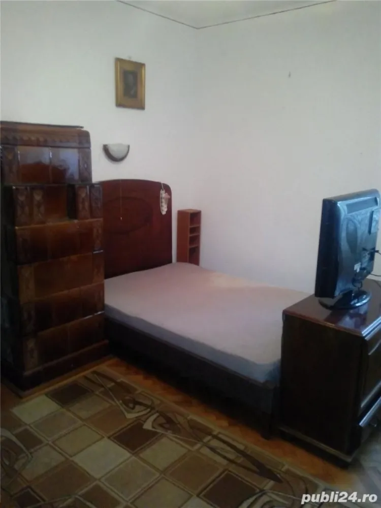 Ap.2 camere ideal pt.2 studenti.Linga Scoala I.G.Duca146 ONE Metrou Ac.Militara - Particular inchiriez Apartament 2 camere semidecomandat,in Vila , la etajul 1,complet renovat,ideal pentru 2 studenti, INTRAREA IN APARTAMENT este COMPLET SEPARATA.Apartamentul se afla in zona Panduri Statia de metrou Ac.Militara,in apropiere de Scoala Gimnaziala I.G.Duca 146,THE ONE, AFI Palace Cotroceni, Vulcan Value Center ,AFI Tech Park1, JW Marriott,Facultatea de Medicina,Facultatea de Drept, Politehnica Electronica.Mai exact se afla pe strada Barbu Urleanu. Mobilat utilat complet, aragaz,frigider noi, TV, masina de spalat, gresie, faianta, parchet,termopan, cablu TV, Net, Aer Conditionat.Centrala proprie.
Baia,bucataria si balconul proprii apartamentului.Balconul este inchis cu termopan si incalzit. Apartamentul merita vazut si inchiriat. Suprafata totala 60 m2. 
Direct proprietar. Comision zero.
PRET 420 EURO negociabil