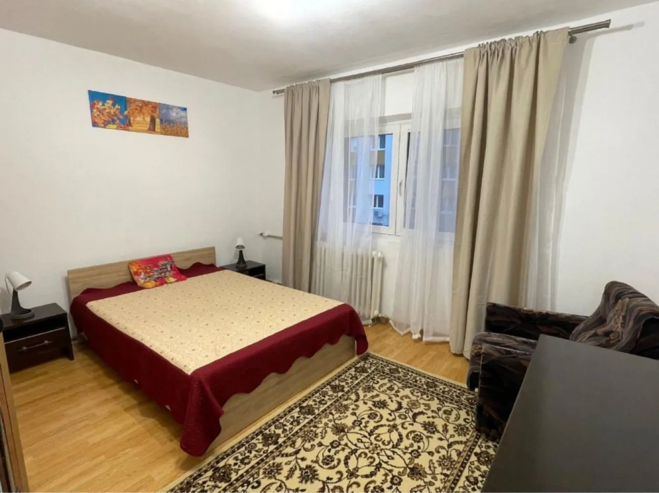 Inchiriere apartament - Închiriez apartament spațios cu 2 camere, complet mobilat și utilat, situat într-o zonă liniștită, la doar 15 minute de centrul Bucureștiului.. Detalii apartament:
 • Suprafață utilă generoasă, compartimentare practică
 • Living luminos, cu canapea și fotolii, televizor, aer condiționat
 • Dormitor matrimonial cu pat dublu și dulap încăpător
 • Bucătărie complet echipată: aragaz, hotă, frigider, cuptor cu microunde, masă

Balcon închis, ideal pentru relaxare sau spațiu de depozitare
 • Mașină de spălat rufe
 • Etaj intermediar, bloc reabilitat 
termic, scara curată, vecini liniștiți Aproape de Vulcan Center, parc Sebastian, Piața Rahova
 • Transport în comun accesibil (tramvai, autobuz)
 • Magazine, farmacii, școli și grădinițe în apropiere
 • Zonă verde, liniștită, ideală pentru familie sau cuplu

Se solicită o lună avans + o lună garanție
 • Fără animale de companie
 • Disponibil imediat